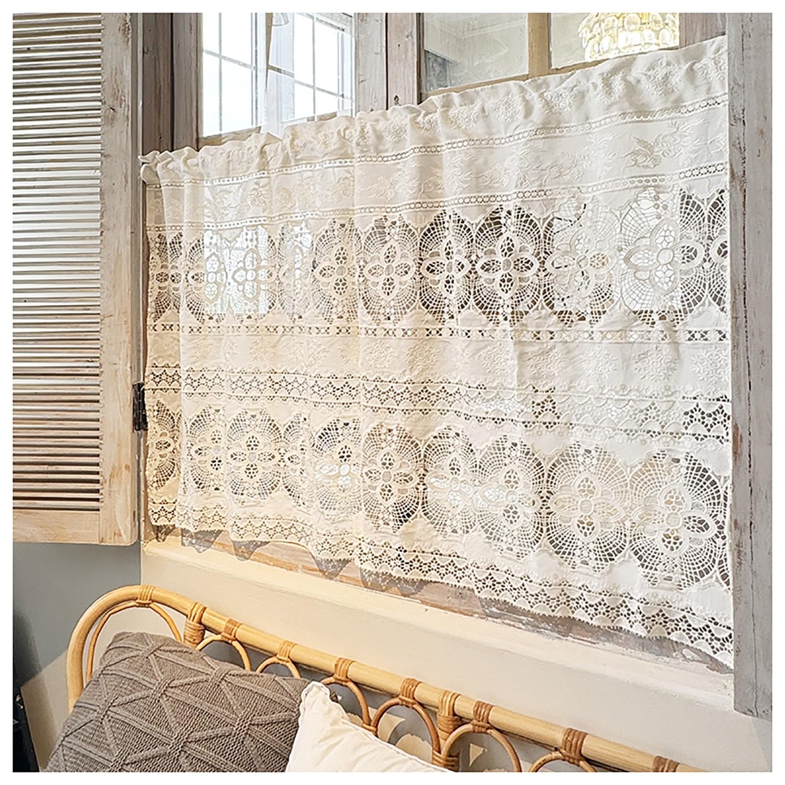 Broderie florale transparente pour cette cantonnière en crochet vintage et rideau court