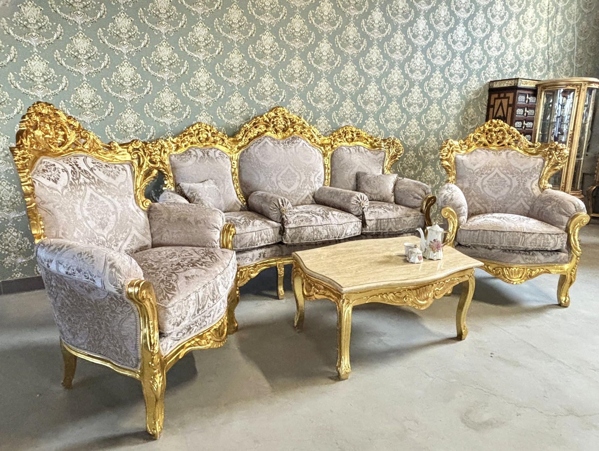 CasAmin Home & Living Sofagarnitur in Dunkelbeige Französisches Couchgarnitur im Louis XL Stil mit Goldfinish für die Hotellobby Barock Rokoko Salon Sofa als Wohnzimmer Dekoration