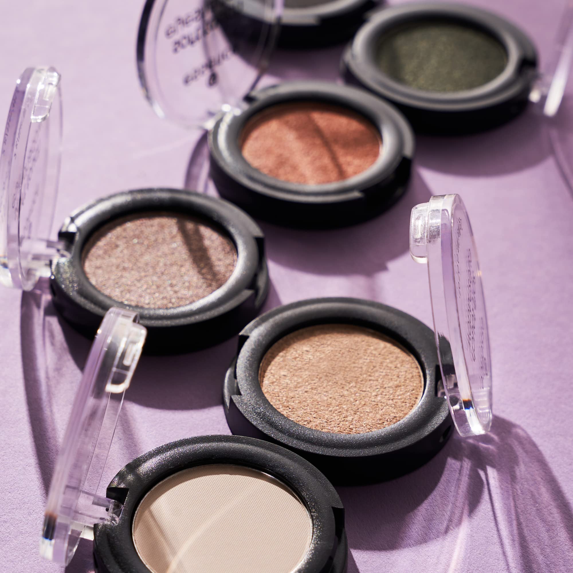 essence soft touch eyeshadow, cień do powiek, nr 06 Pitch Black, czarny, natychmiastowy efekt, długotrwały, z witaminami, intensywne kolory, wegański, bez nanocząsteczek, 3 sztuki w opakowaniu (3 x 2