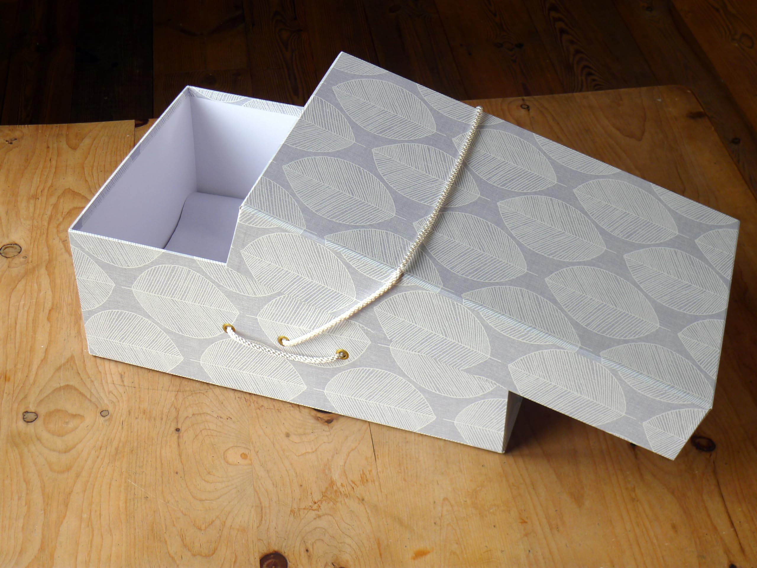 Yours To Keep MAXI ROZMIAR PUDEŁKO PODRÓŻNE NA SUKIENKĘ ŚLUBNEJ (wzór w liście skandi - 55 cm x 35 cm x 20 cm) skrzynka podróżna do samolotu, pasuje do bagażu podręcznego