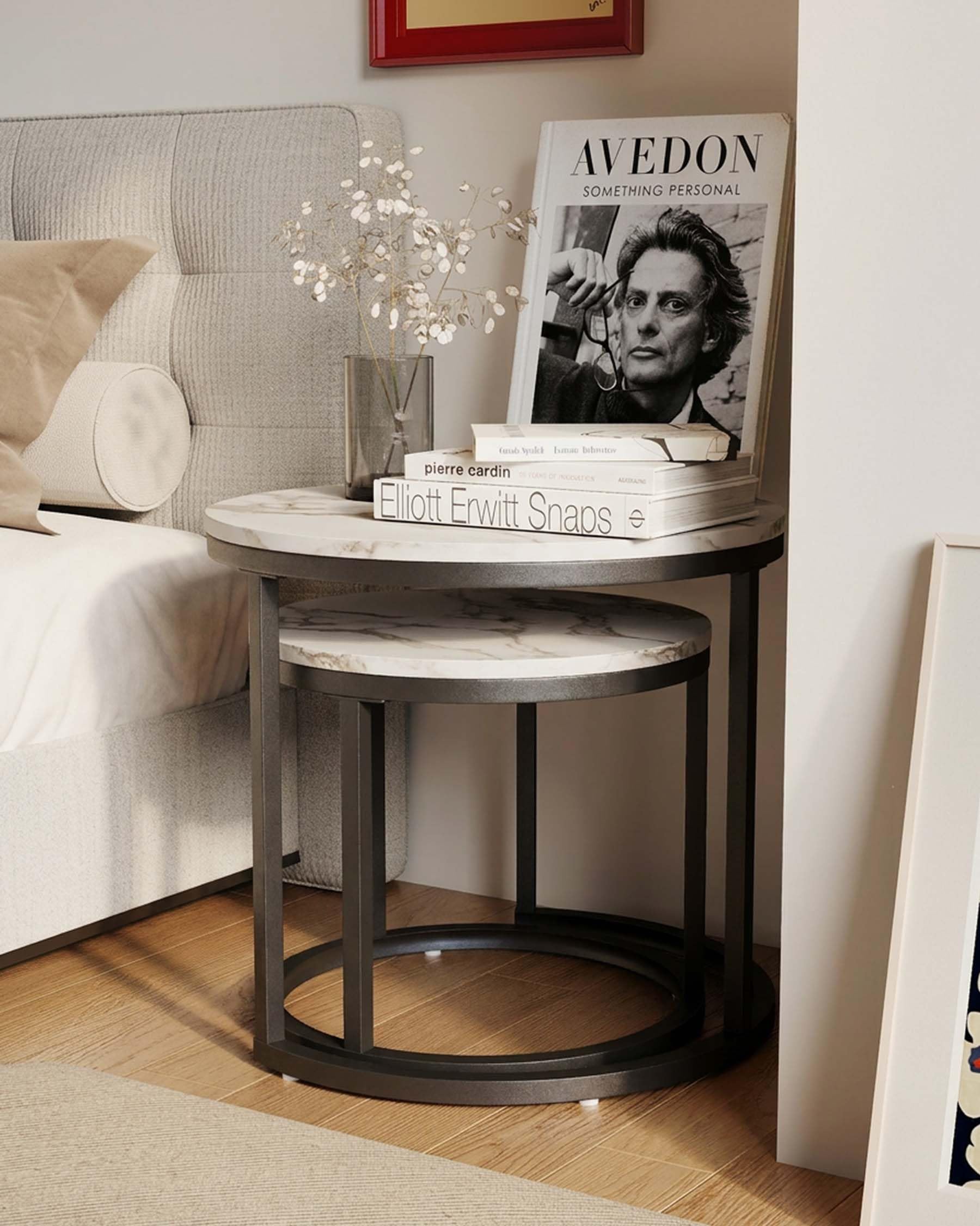Set de 2 Mesas Auxiliares para Salon Nido Efecto Mármol Blanco 50+40cm, Mesa Auxiliar Sofa Moderna, Mesitas Auxiliares de Centro Pequeñas Mesa Salon Centro de Metal Negro