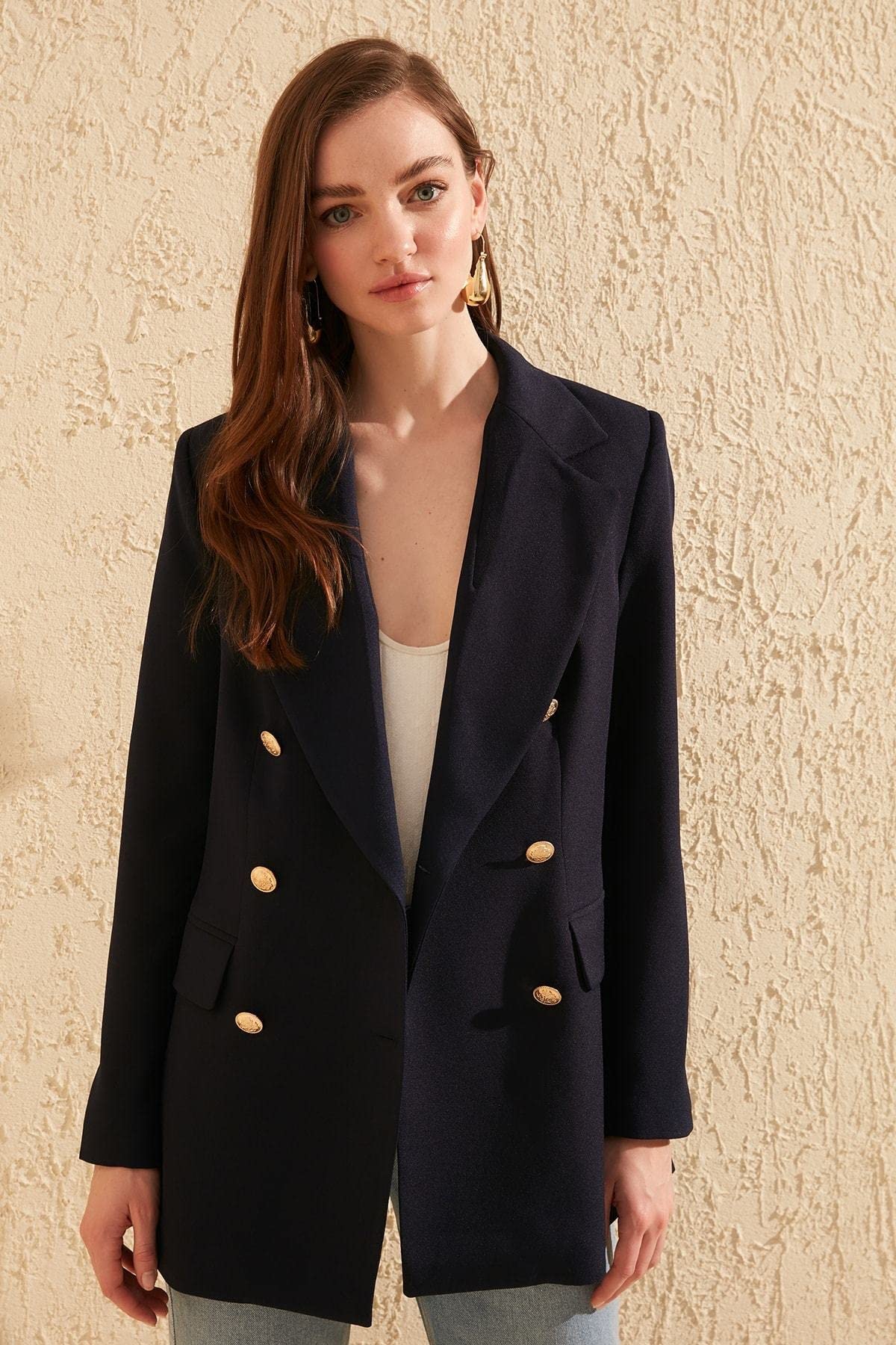 Trendyol Veste Blazer Surdimensionnée À Boutons Bleu Marine Trendyol Veste Blazer surdimensionnée avec Boutons Bleu Marine Femme (Lot de 1)