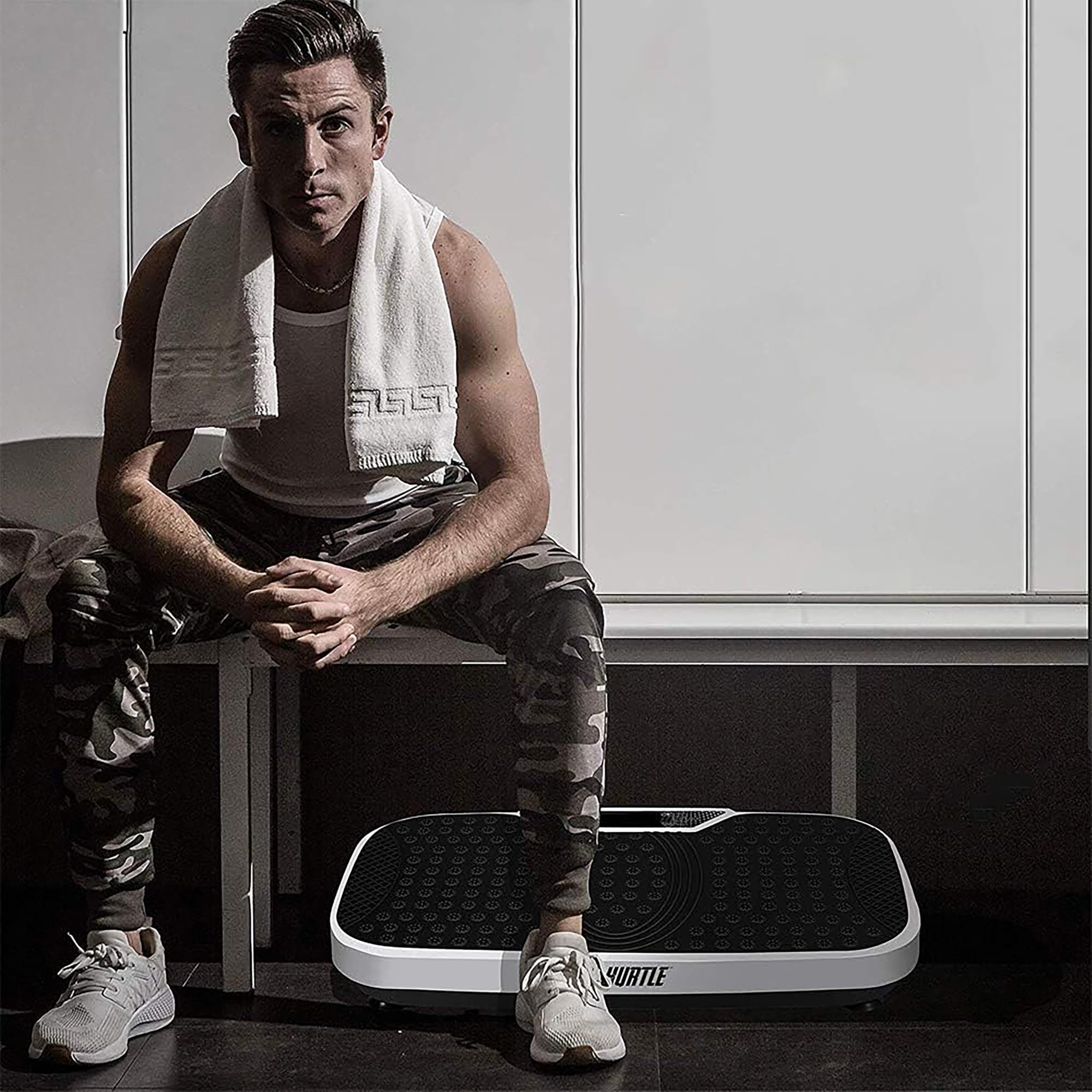 Hurtle Pedana Vibrante Dimagrante, Vibration Plate per Tonificazione e Brucia Grassi, Piastra Vibrante con Bande di Resistenza, Ruote, Telecomando e Velocità Regolabile, Allenamento Completo Casa