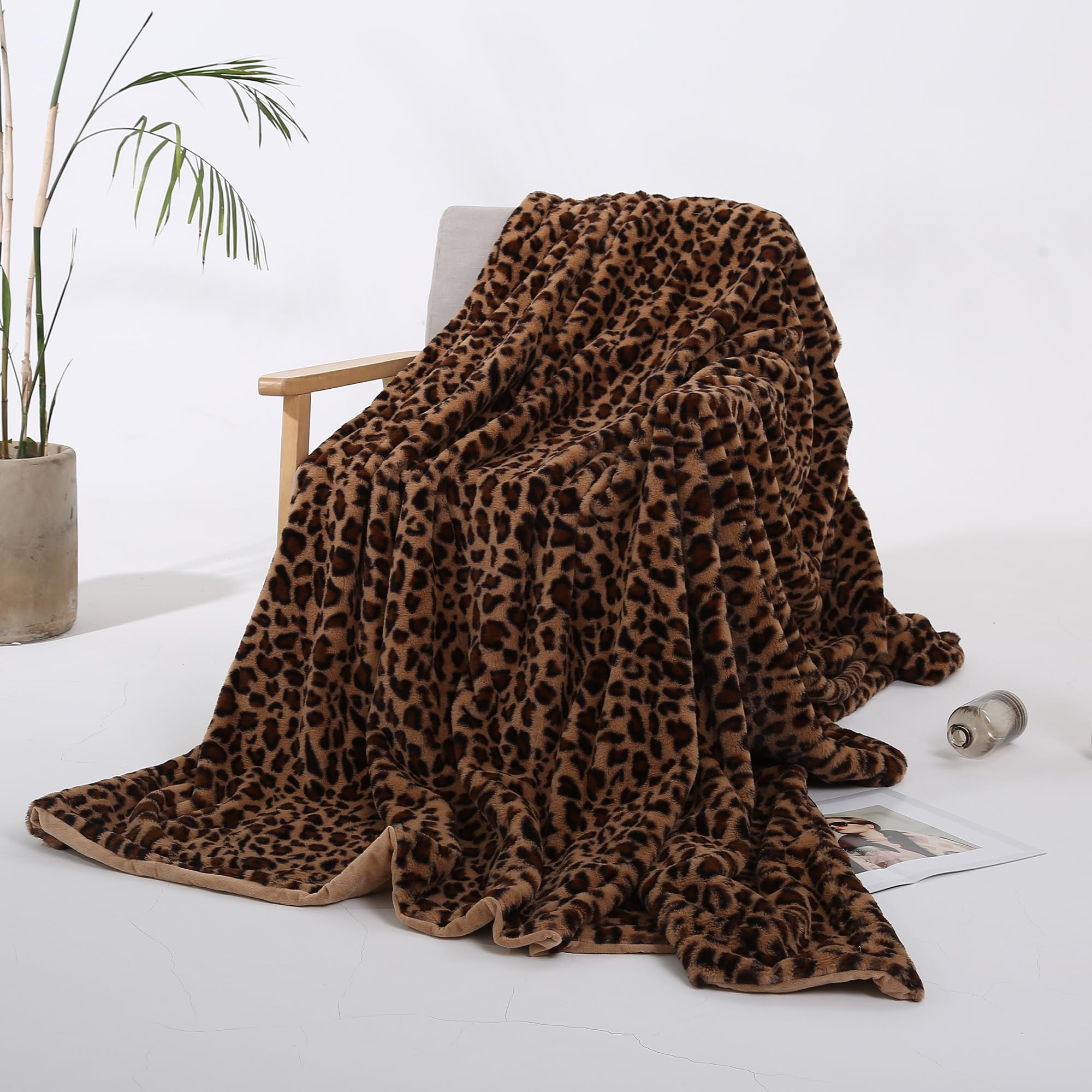 Kuscheldecke mit Leopardenmuster, Flauschige Wohndecke für Sofa & Bett, Weiche Fleece Tagesdecke, Kunstfell Decke Doppelseitig, Wärmende Winterdecke, Hautfreundlich, Pflegeleicht, 160x200 cm, Braun