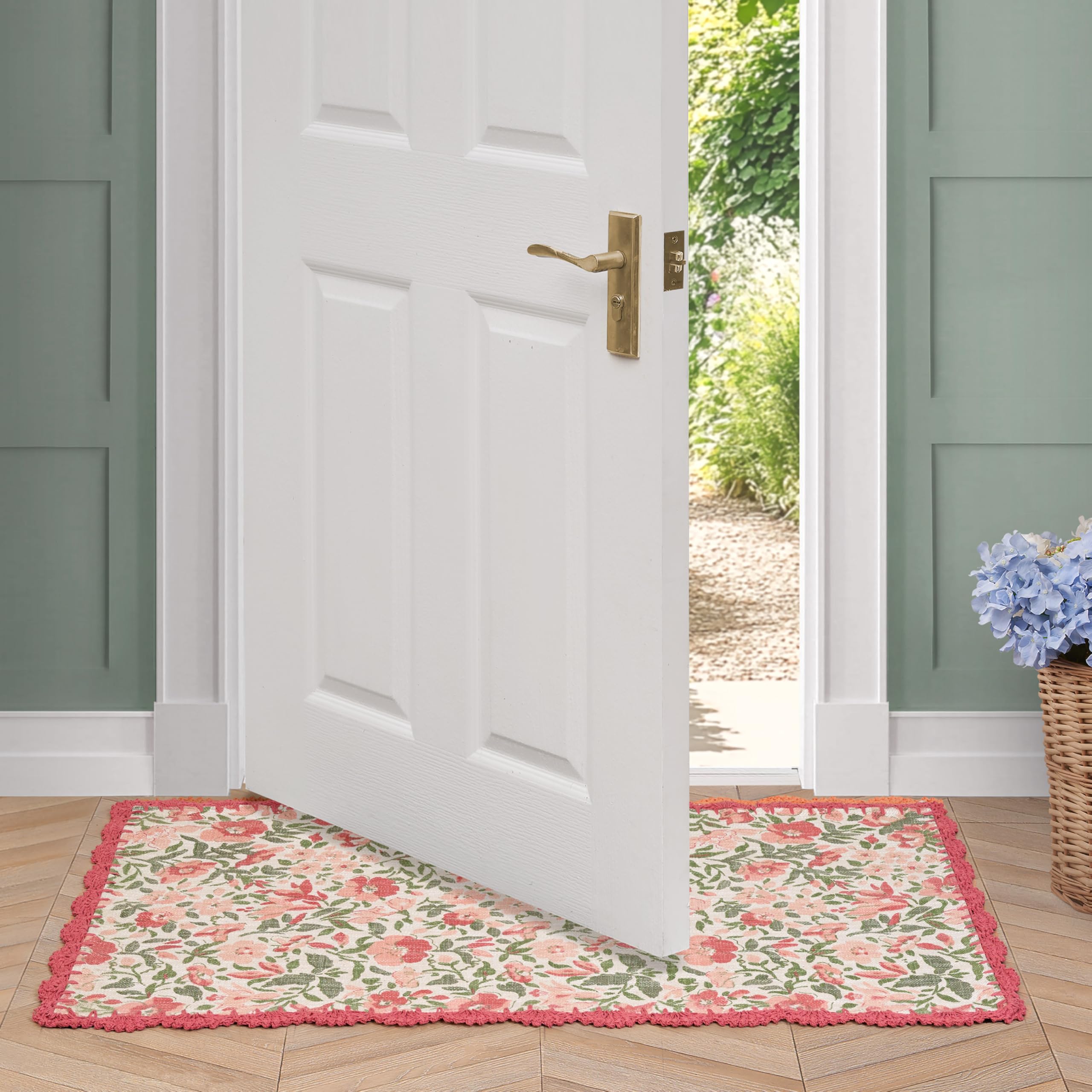 Tapis en coton Laura Ashley Sherston floral rose corail avec bordure crochet 66x114cm
