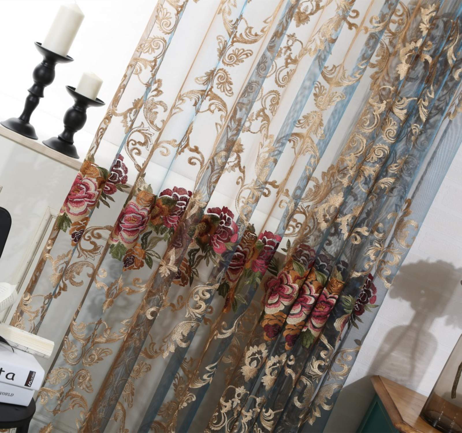 Rideaux transparents roses en tulle pour illuminer le salon d'une villa moderne