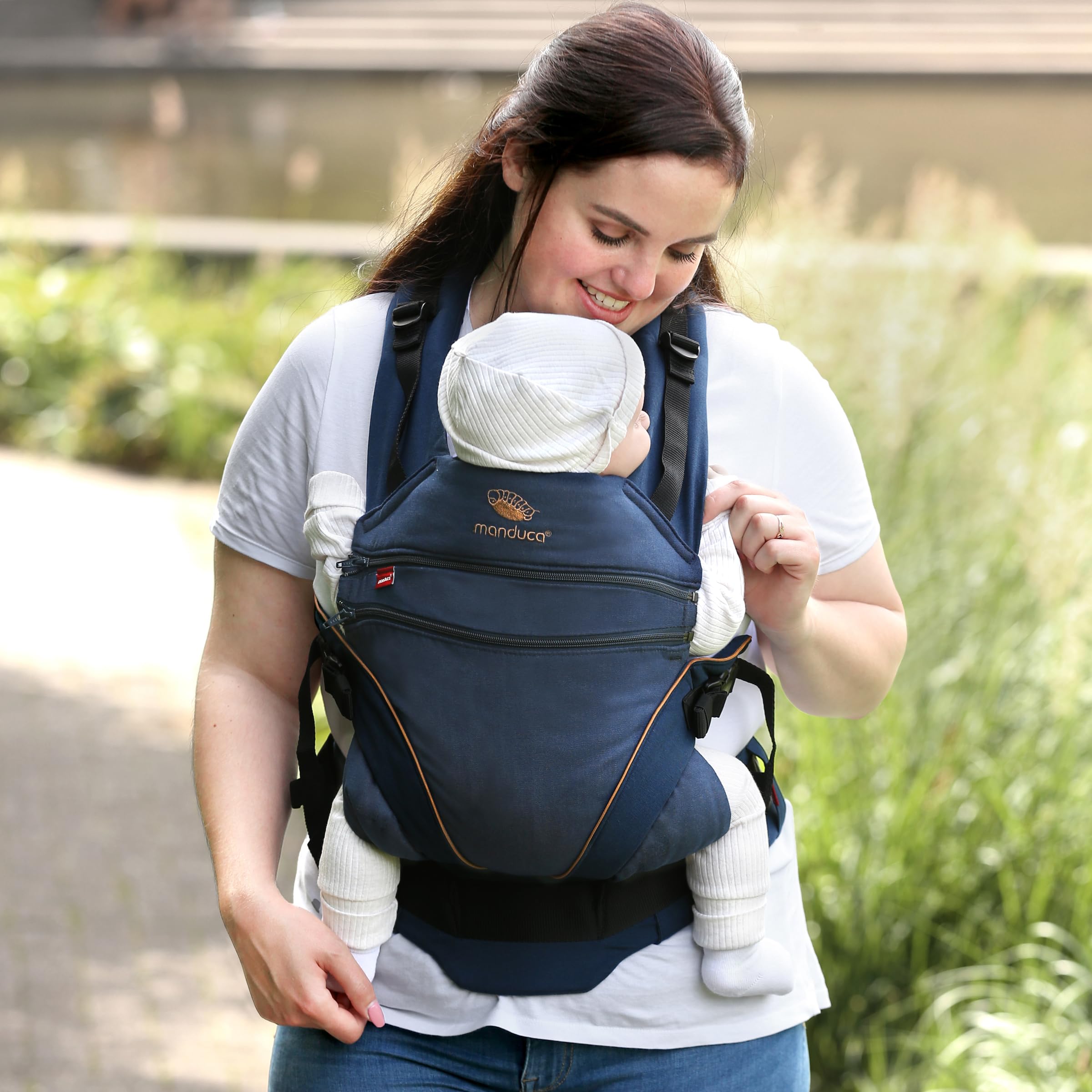 manduca XT Baby Carrier > Uno per Tutti < Marsupio Ergonomico e Flessibile con Seduta Regolabile, Neonati dalla Nascita e Bambini fino a 20kg, Cotone Biologico (denimblue-toffee/jeans blu-caramello)
