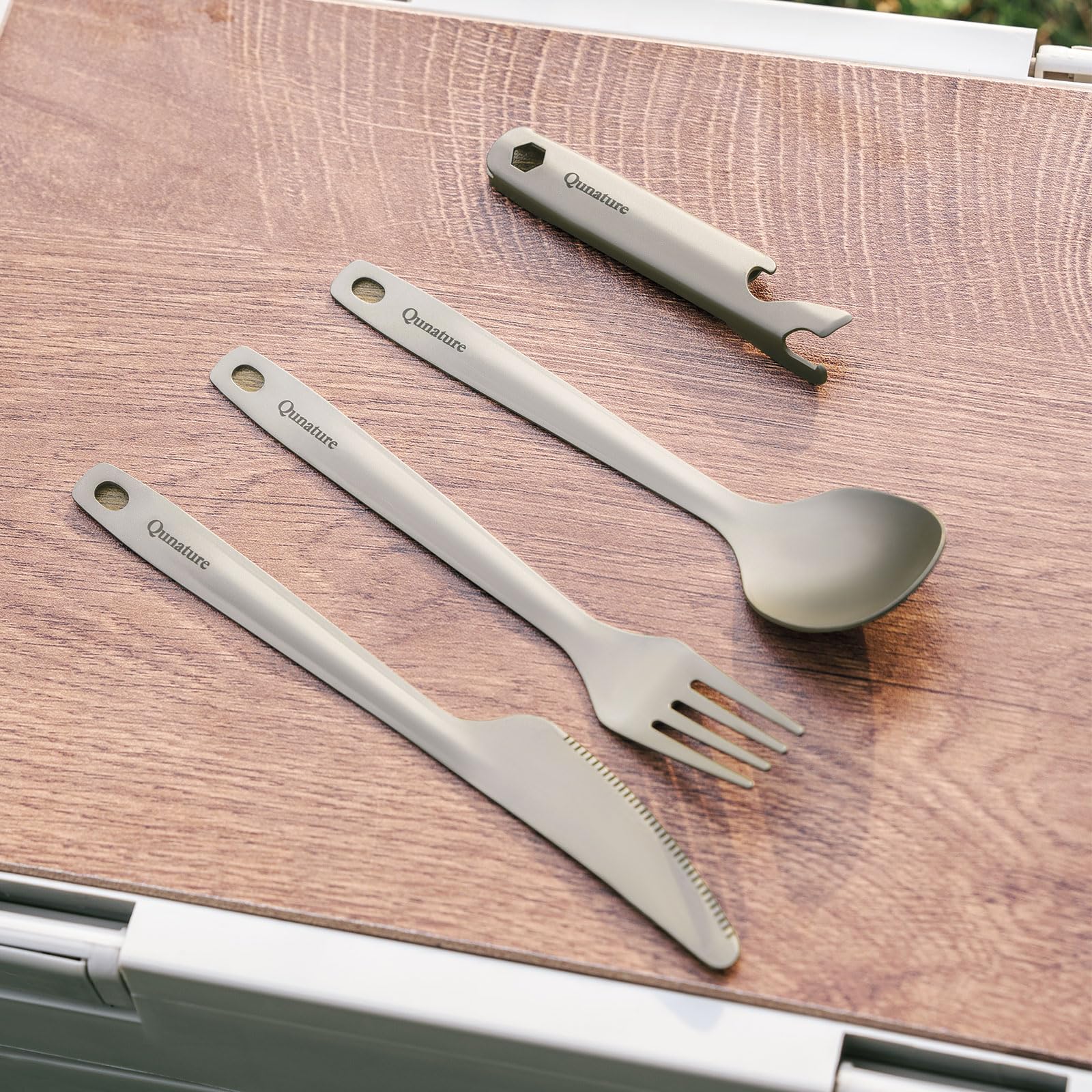 4 Pezzi Posate da Campeggio, Set Posate da Viaggio Antiruggine in Titanio con Custodia, Portatile e Leggero, Cucchiaio Forchetta Coltello e Apribottiglie per Trekking, Picnic