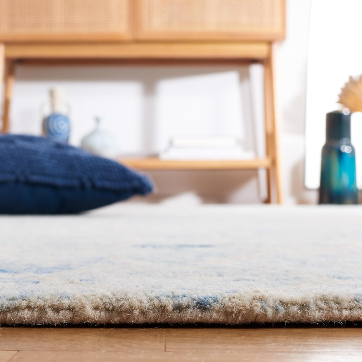 SAFAVIEH Chatham Collection Accent Rug - 2' x 3', Blue & Ivory, Handmade Geometric Wool, Ideal for High Traffic Areas in Entryway, Living Room, Bedroom (CHT764B)