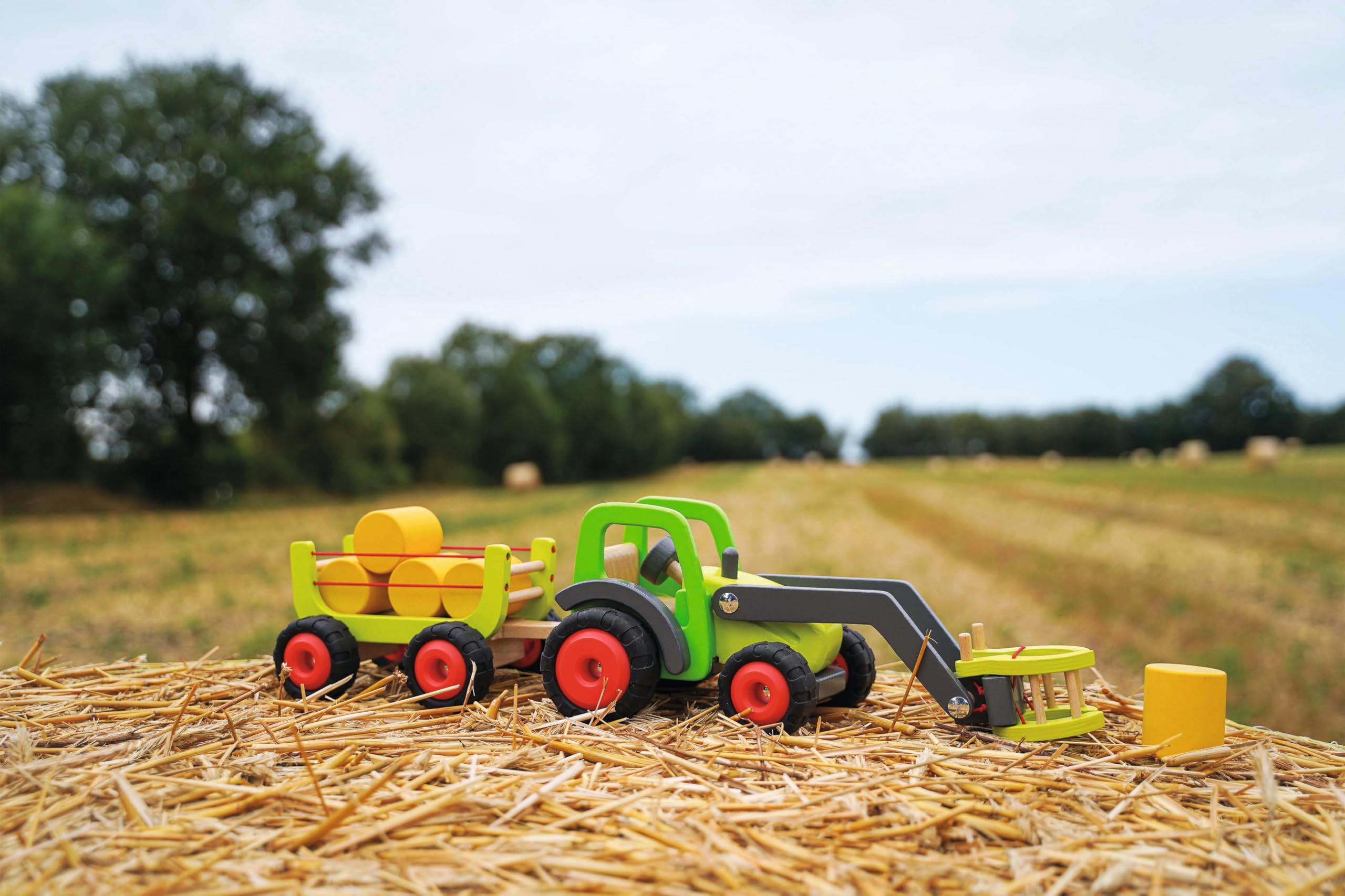 goki 55886 Traktor mit Anhänger aus massivem Buchenholz, Maße 45 x 16,5 x 16,5 cm – lenkbar, Gummibereifung, Robustes Holz-Spielzeug