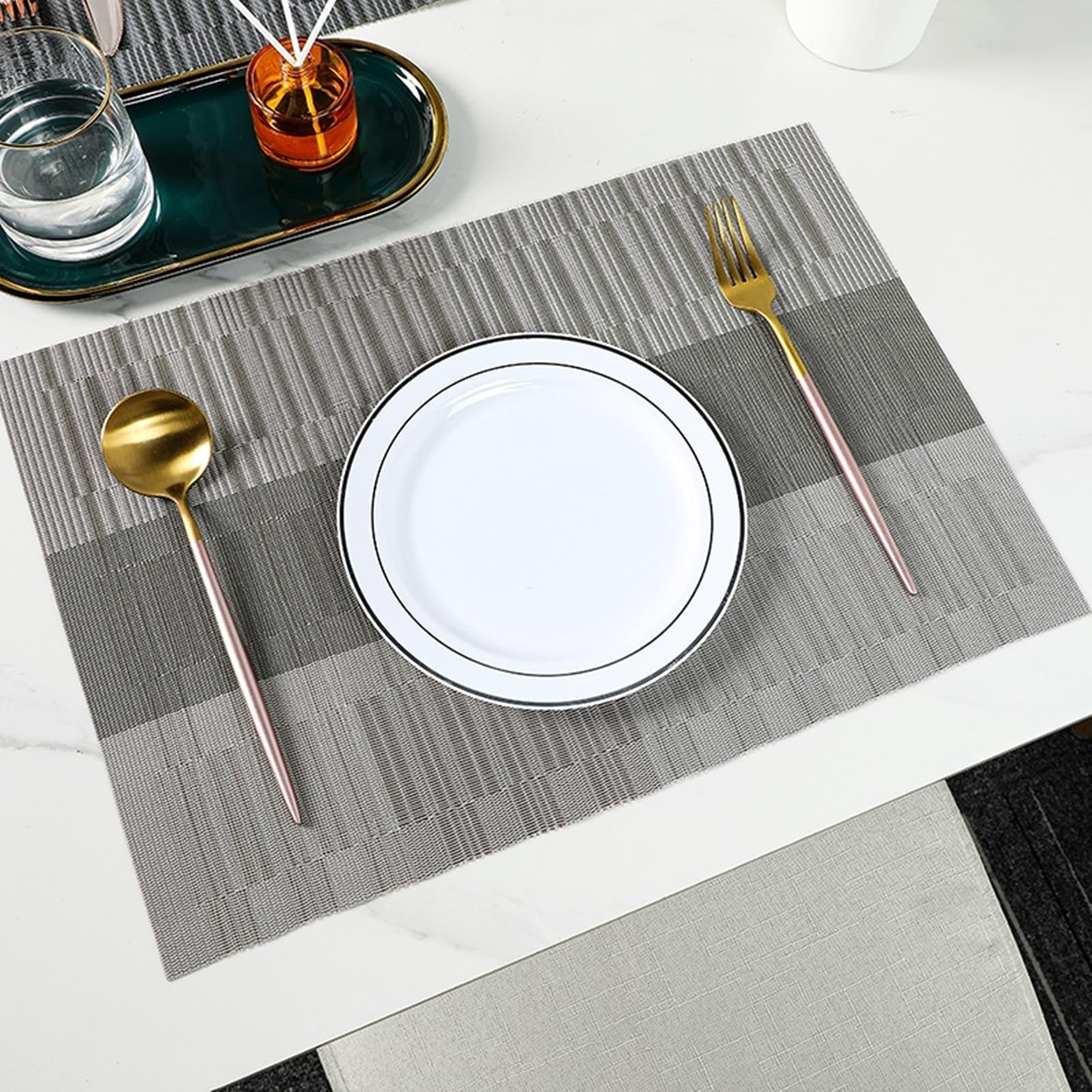 Set de table tissé anti-tache gris clair pour protéger la cuisine