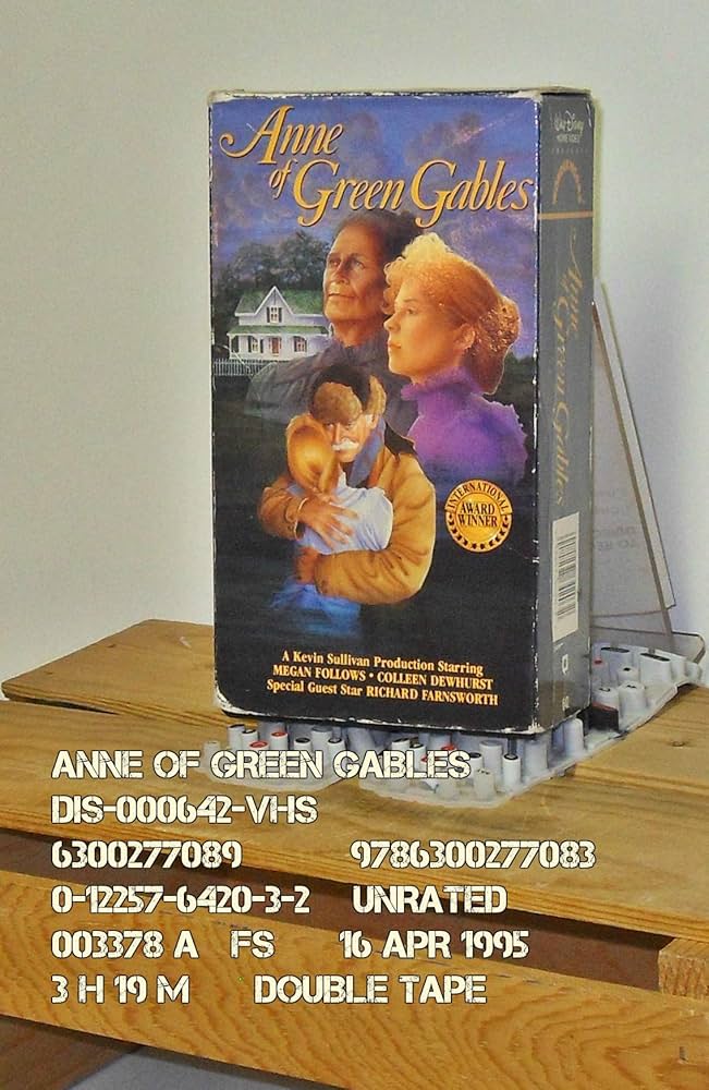 Amazon.com: Anne of Green Gables [VHS] : Megan Follows