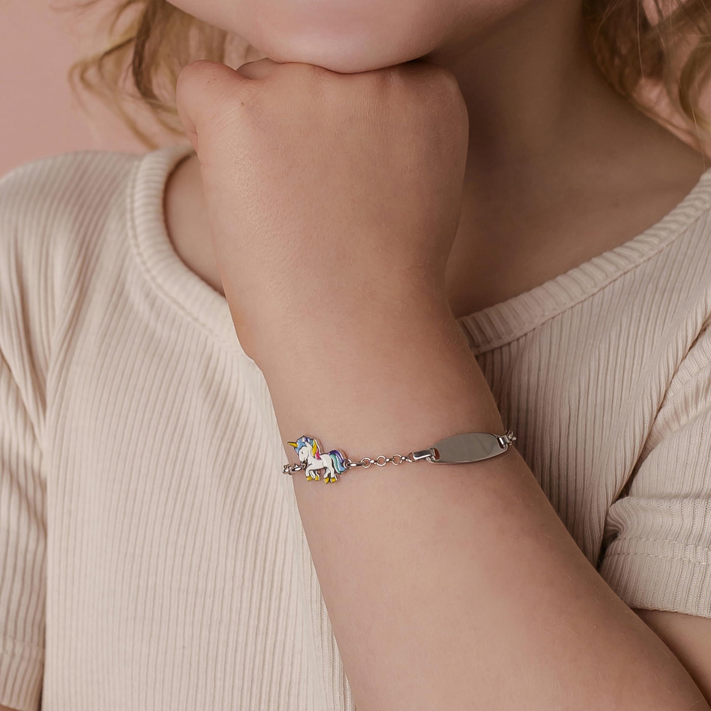 Sakrami Personalisierbares Armband für Kinder aus 925er Silber mit Emailliertem Einhorn mit Gravierbarem Plättchen - Armband zur Geburt Kommunion oder Taufe