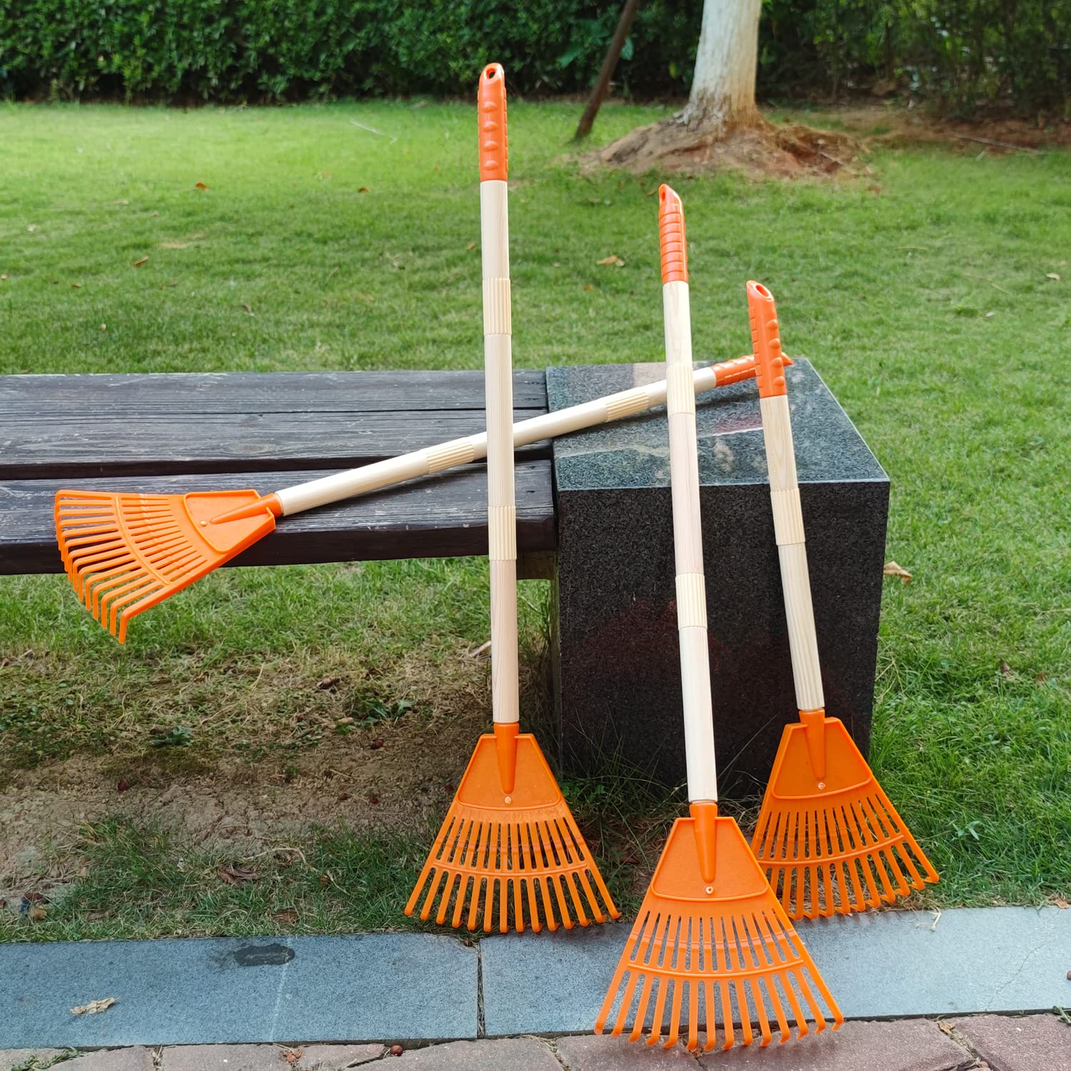 4 rastrillos para niños, rastrillos de plástico de 31 pulgadas para hojas con mango de madera, grandes herramientas de jardinería, regalos para niños y niñas de 3 años en adelante 5
