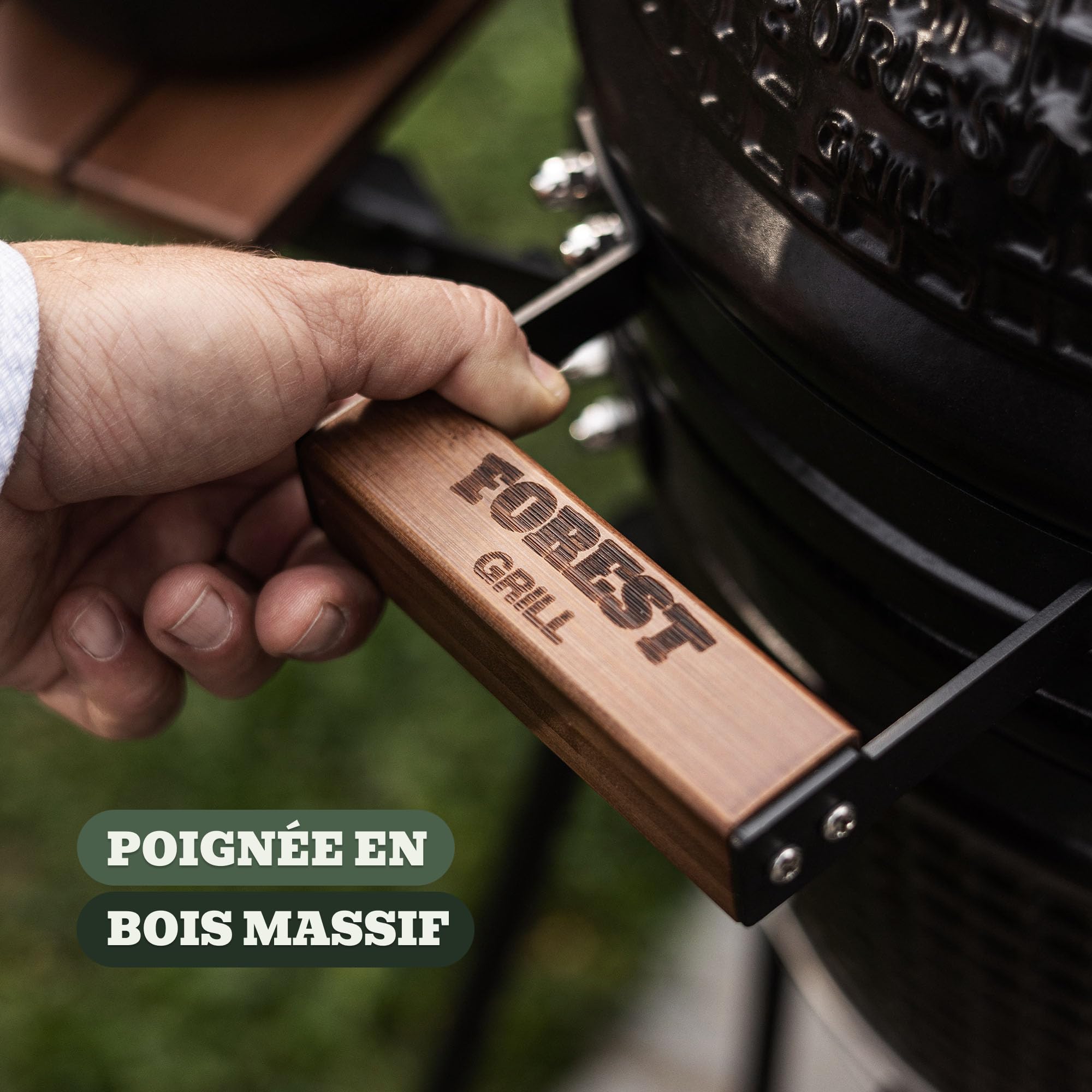 Kamado Forest-Grill XL 22" 22" = modèle familial (56 cm x 83 cm) Diamètre de la grille : 48 cm Inclus : 2 plateaux en bois rabattables