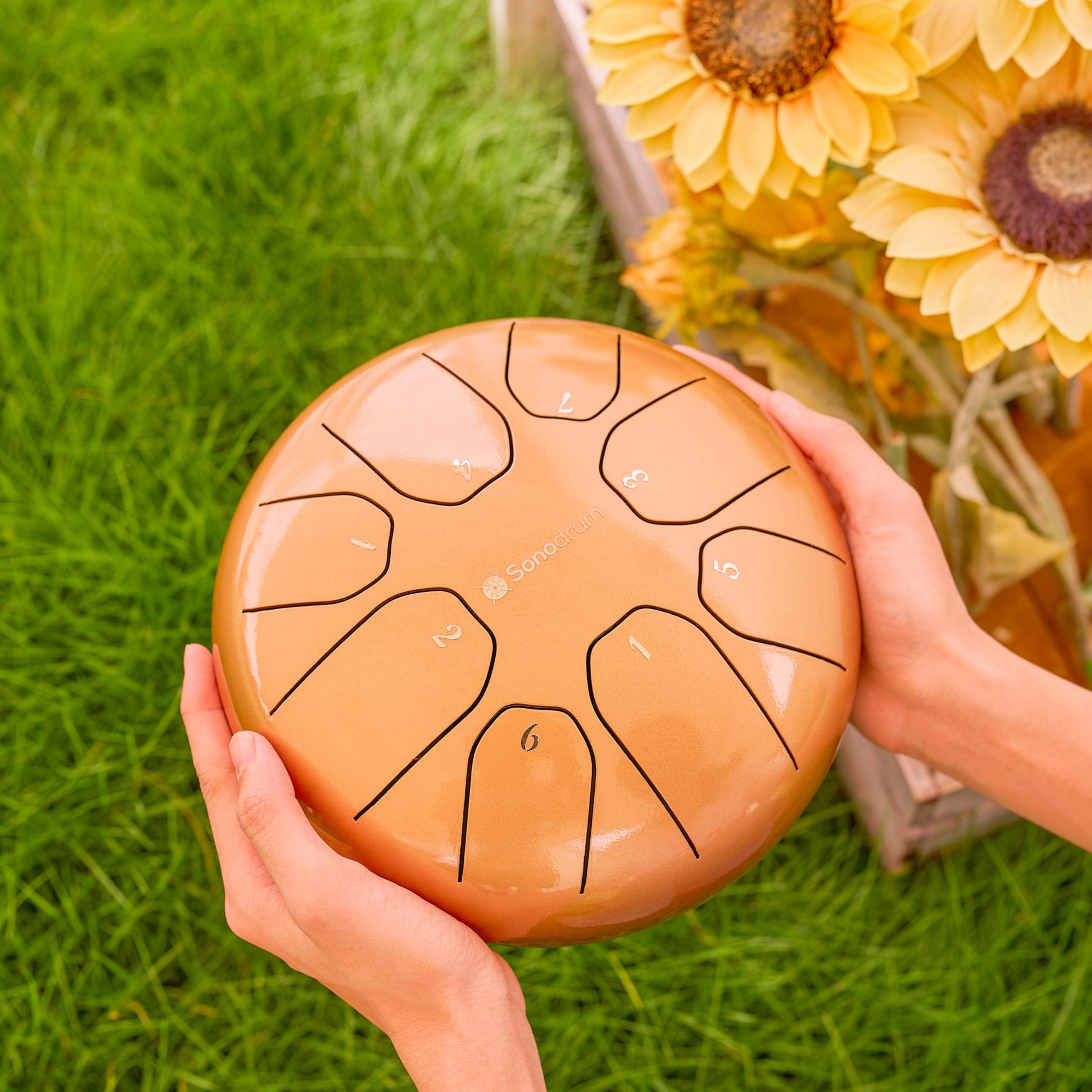 tamburo a lingua d'acciaio 'Standard' in Do Maggiore, oro - 20 cm con 8 note - steel tongue drum con canzoniere, mazzuoli, fingersticks e borsa da trasporto. Senza leggere le note.