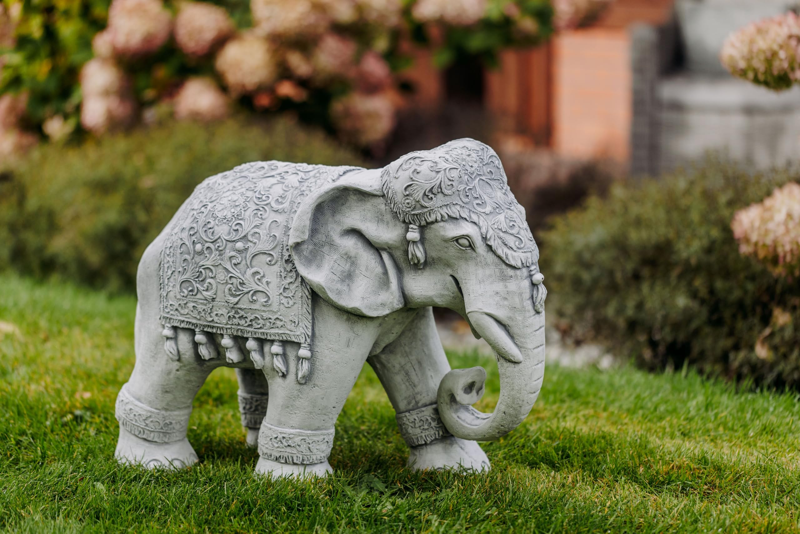 gartendekoparadies.de Statuetka dużego słonia indyjskiego z biżuterią, wysokość 47 cm, długość 63 cm, szerokość 28 cm, 61 kg, szara, z odlewu kamiennego, figurka odporna na mróz