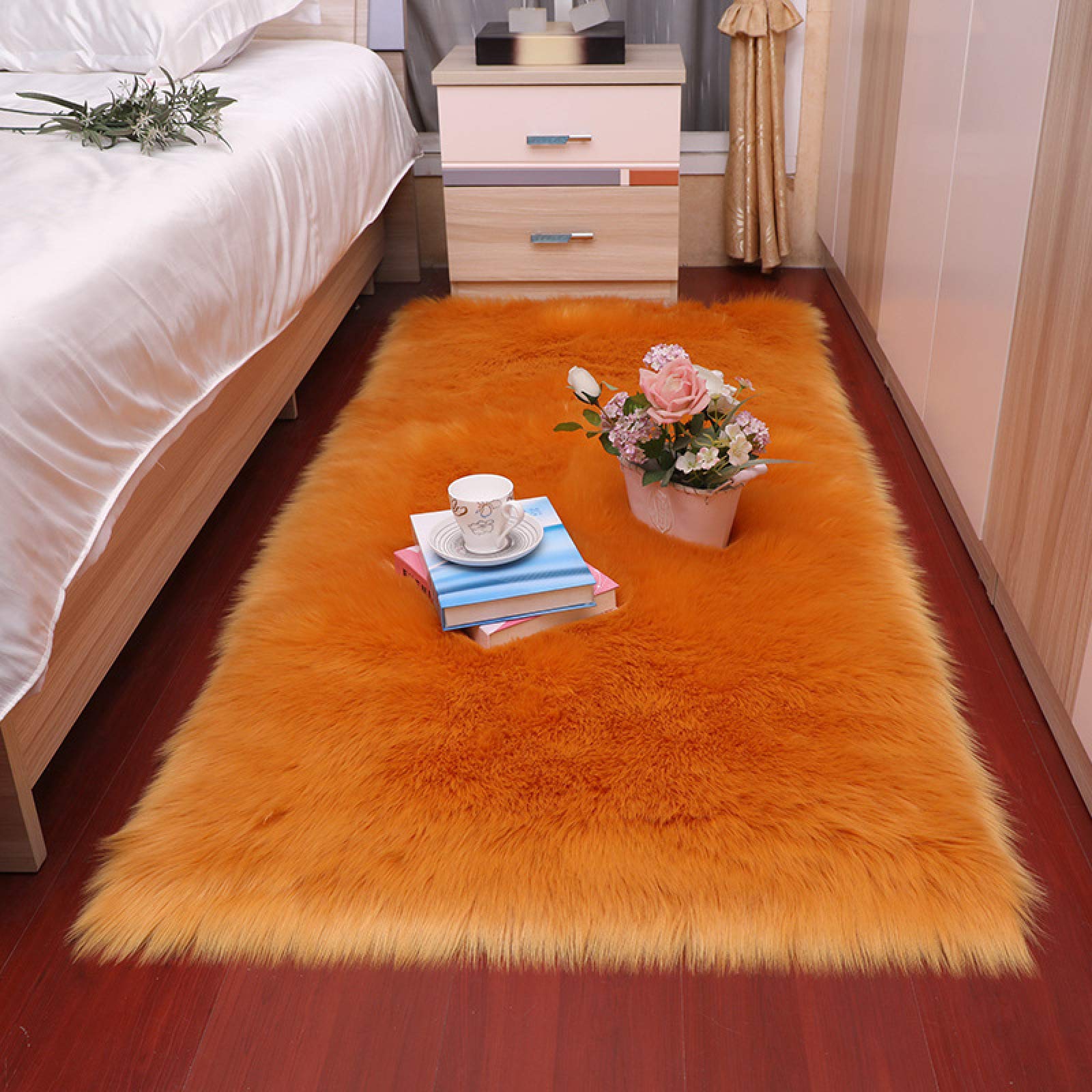 Tapis de Chevet en Fausse Peau de Mouton, Tapis Moelleux à Poils Longs, Tapis et Coussinets esthétiques Orange et protecteurs, 120 x 180 cm/47,2 x 70,7 Pouces