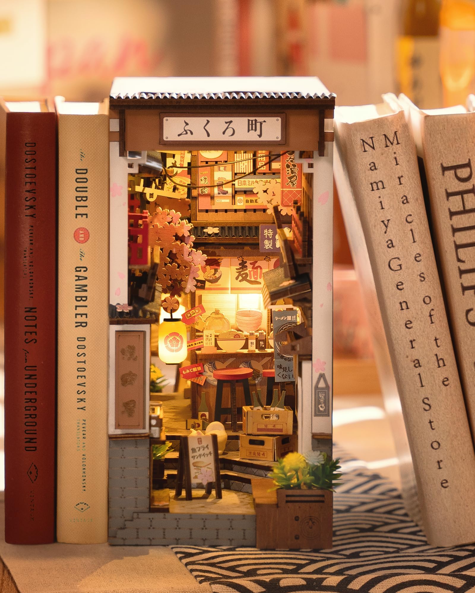Rolife Book Nook Kit für Erwachsene, Sakura Wine Alley ohne Leim | 3D-Puzzle als japanische Izakaya-Miniatur, leimfreier Bausatz für Anfänger und japanische Deko fürs Bücherregal