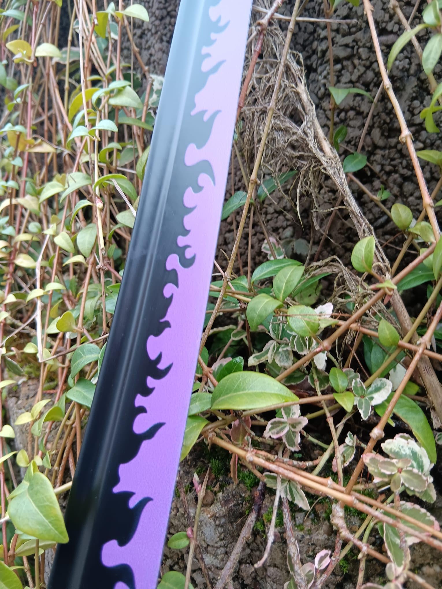 One Piece Katana Schwert Enma Zoro 106,5cm lang 70cm Klinge mit Schwertständer inkl. Präsentationsbox für Cosplay Manga Anime Japan Kampfkunst Fans Sammler Gamer