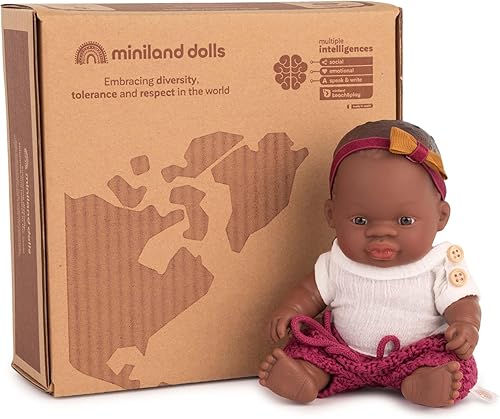 Miniland Caja de regalo para muñecas, muñeca africana de 8 pulgadas + traje de duna – Hecho en España, regalo, calidad, inclusión, diversidad
