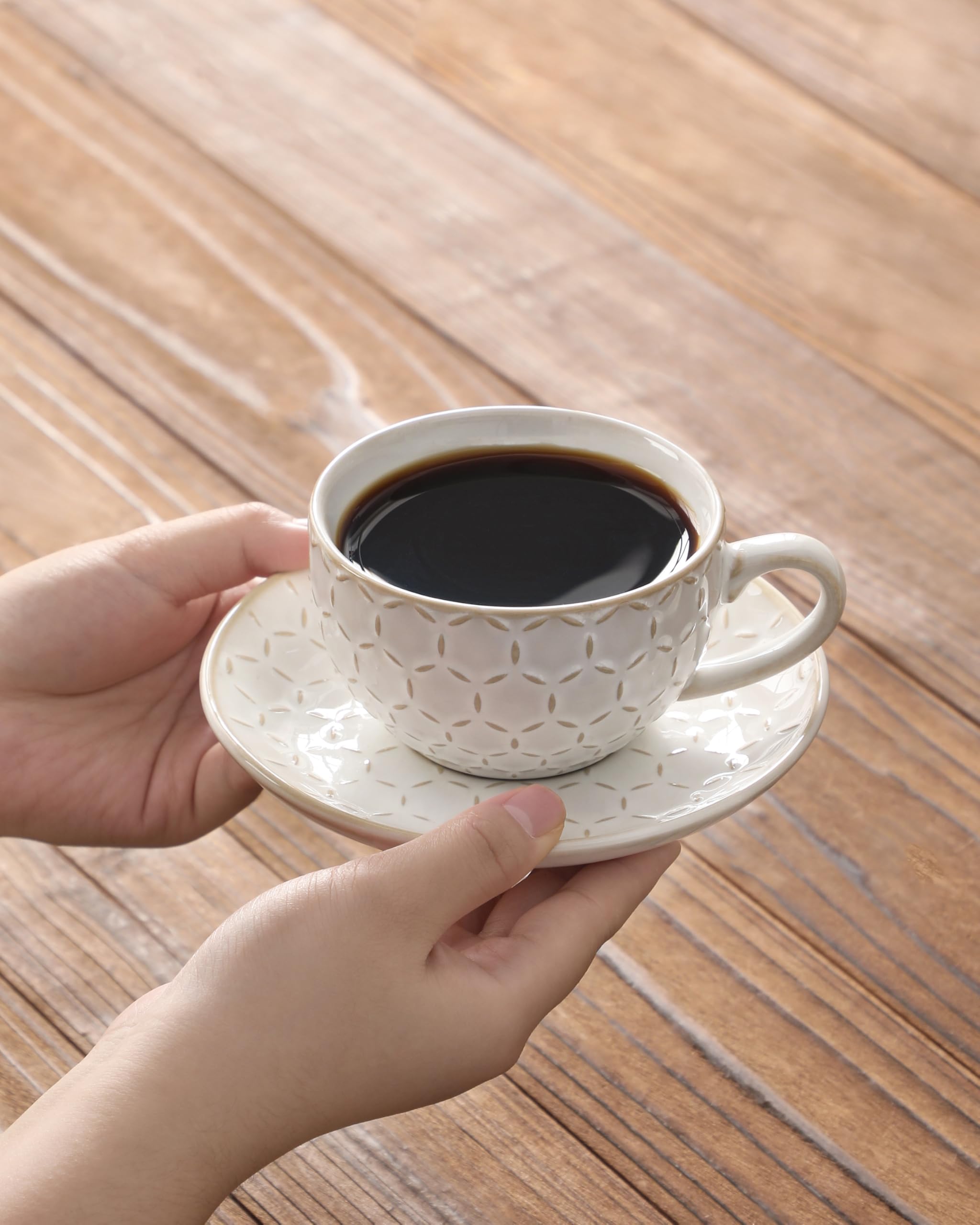 MALACASA Serie LYDIA, Set di 4 Tazze da Caffe per 4 Persone, 180 ml Set Tazzine Caffè Impilabile con Piattino, Ideale per Espresso, Cappuccino, Latte, Moka e Tè, Disegno in Rilievo