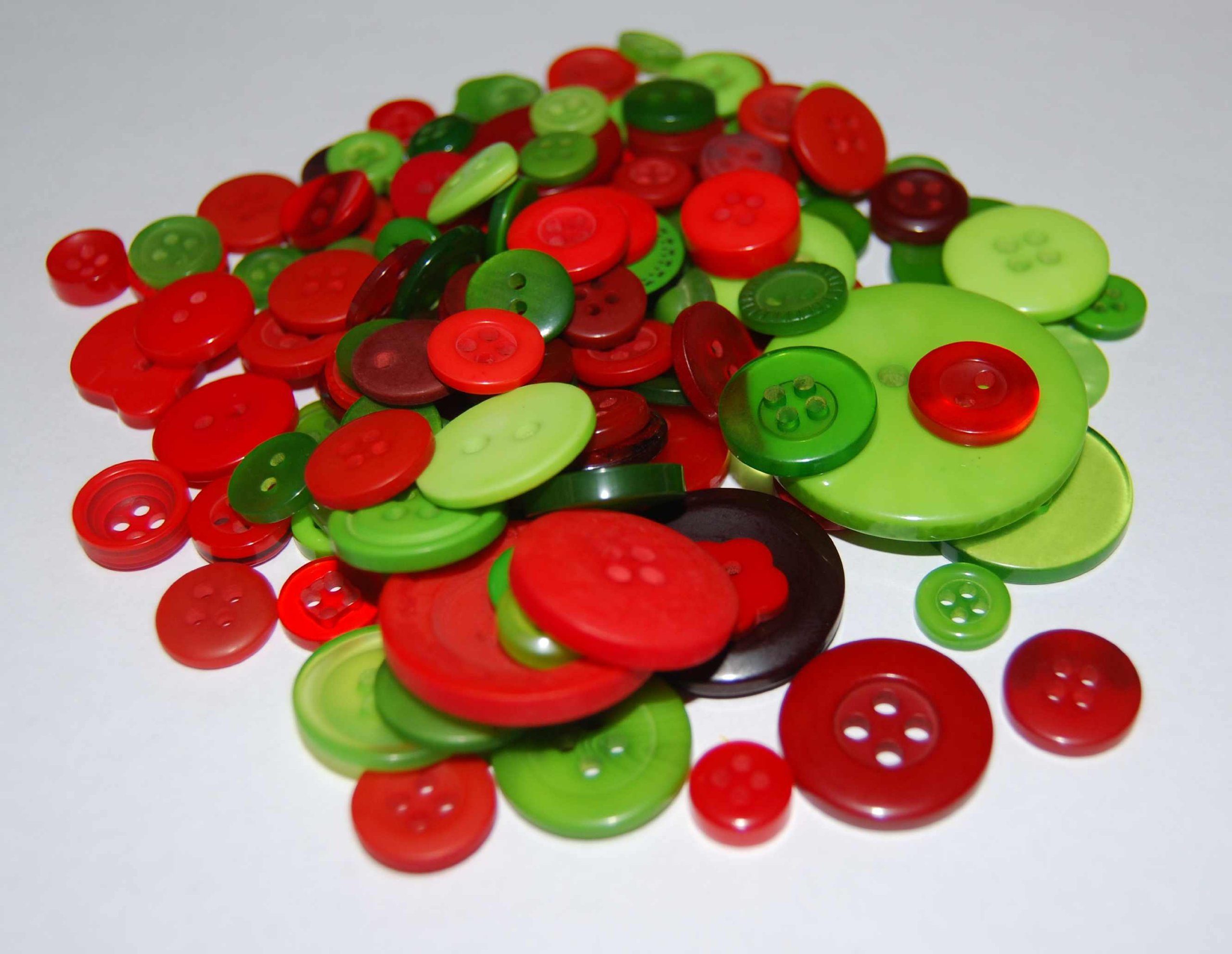 celloexpress Pack of 25g - RED & GREEN - Mixed Sizes of Various Christmas Red and Green Buttons for Sewing and Crafting