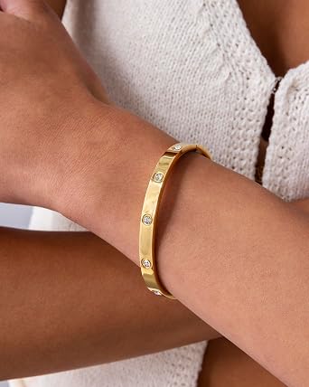 Pavoi 14k 金メッキ ラブバングル ブレスレット 女性用 | 防水 ステンレススチール キュービックジルコニア ヒンジ付きブレスレット デュペ