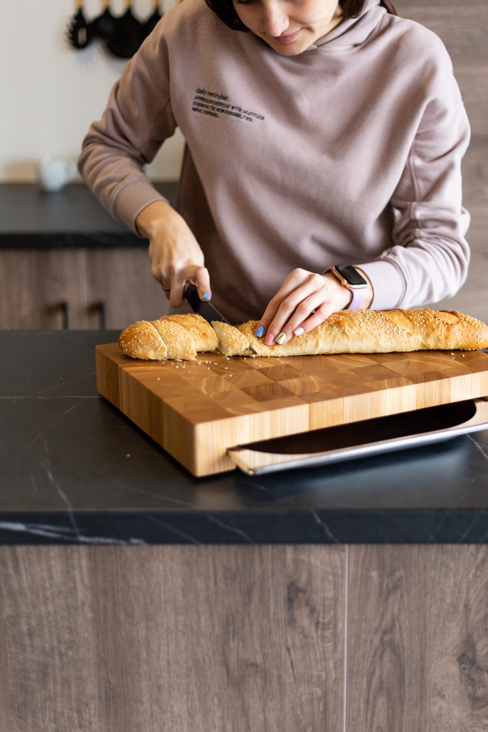 Premium Stirnholz Schneidebrett Eiche & Esche 40×30×5,5 cm – mit Edelstahlschublade 1,3 L – Küchenbrett rutschfest & massiv