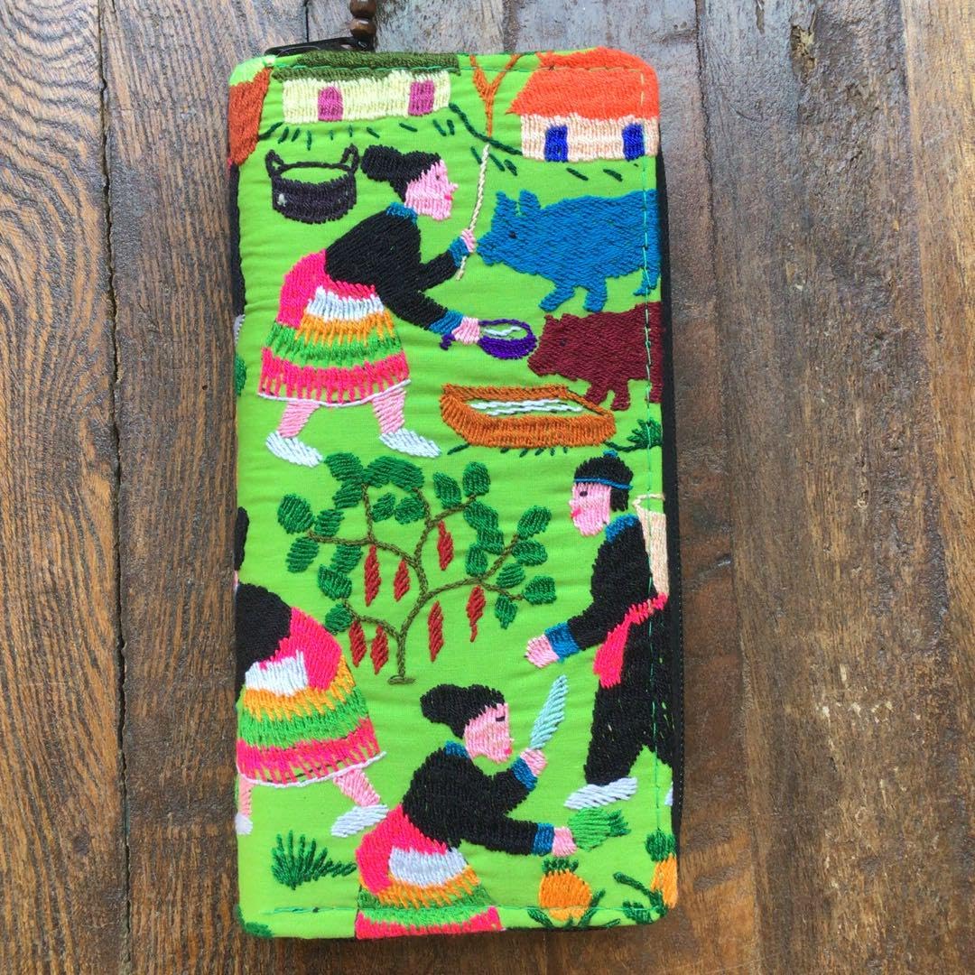 Amazon.co.jp: ラオス モン族 少数民族の生活風景手刺繍 長財布