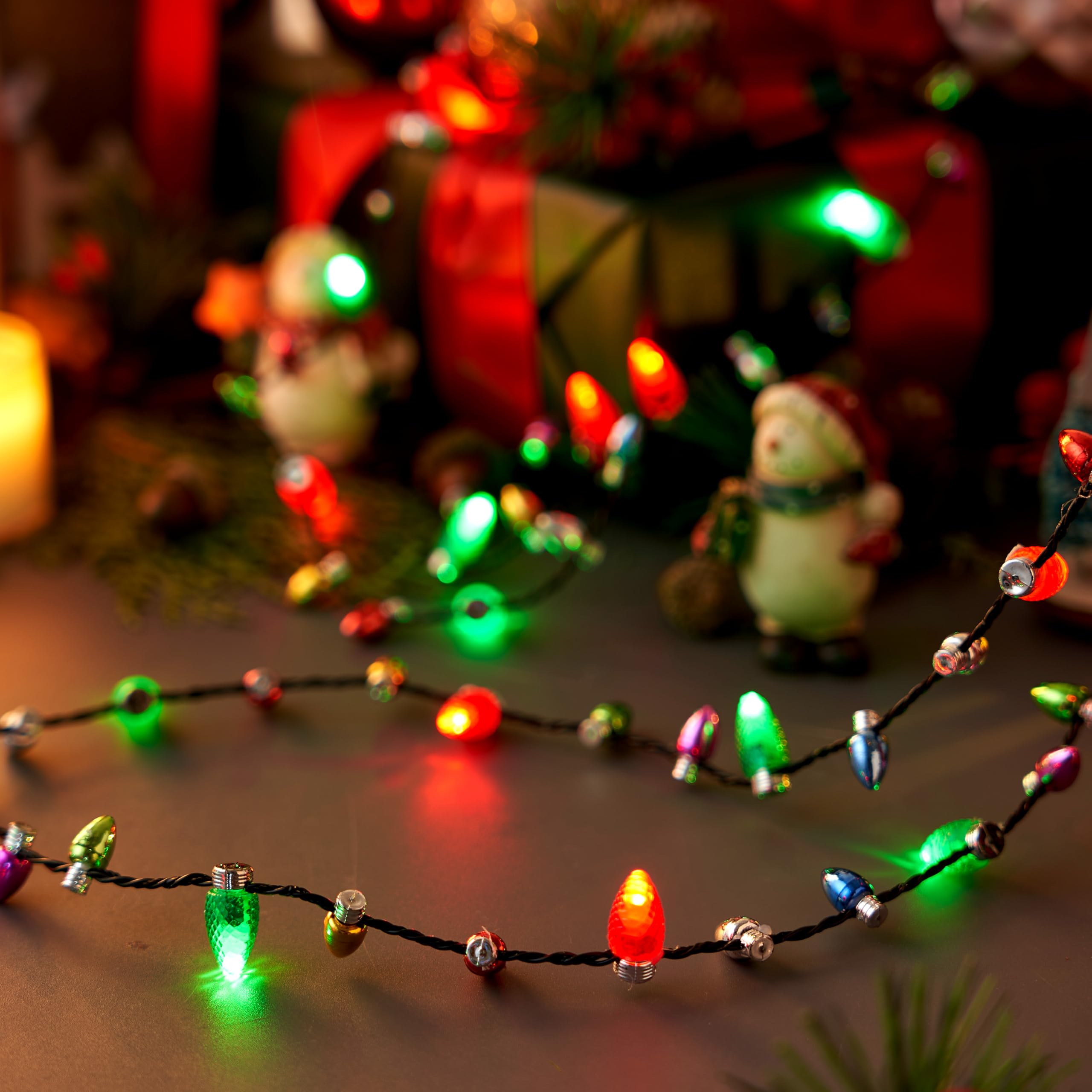 JOYIN Świąteczny mini naszyjnik z żarówkami LED, 4 sztuki, z 26 perłami i 8 świecącymi koralikami z 3 trybami oświetlenia, świecące naszyjniki na Boże Narodzenie (4 sztuki)