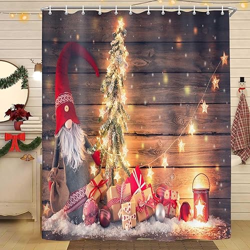 Cortinas de ducha de Navidad, enano de Papá Noel sostiene un abeto con luces de Navidad rodeadas de cajas de regalo y linterna brillante en tela de