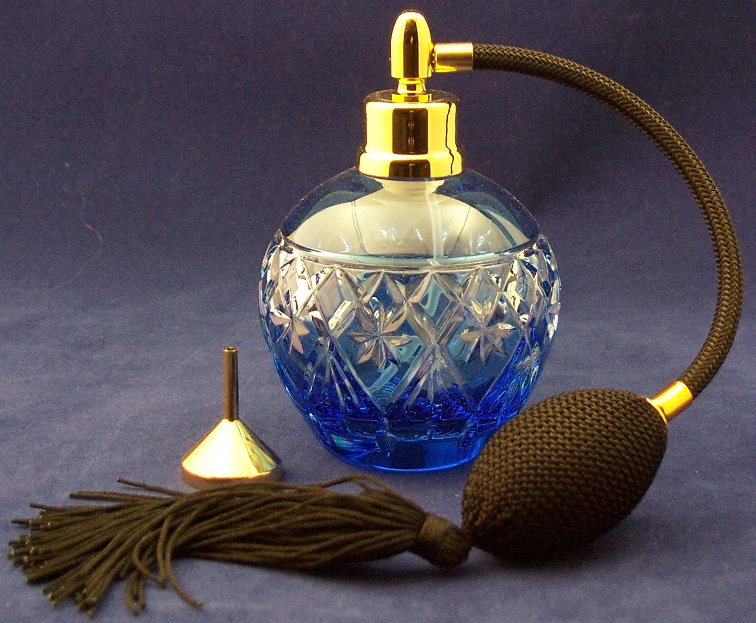 Vaporisateur cristal au plomb bleu et pompon noir au charme d'antan