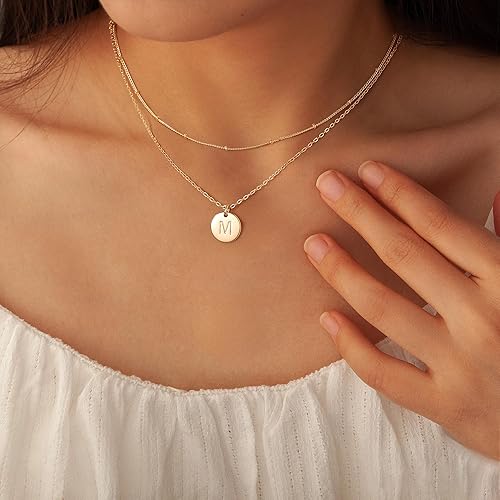 Miniatura 3 de IEFWELL Collares con iniciales para mujeres y niñas, plata chapada en oro de 14 quilates, collar de monedas martilladas grabadas de doble cara,