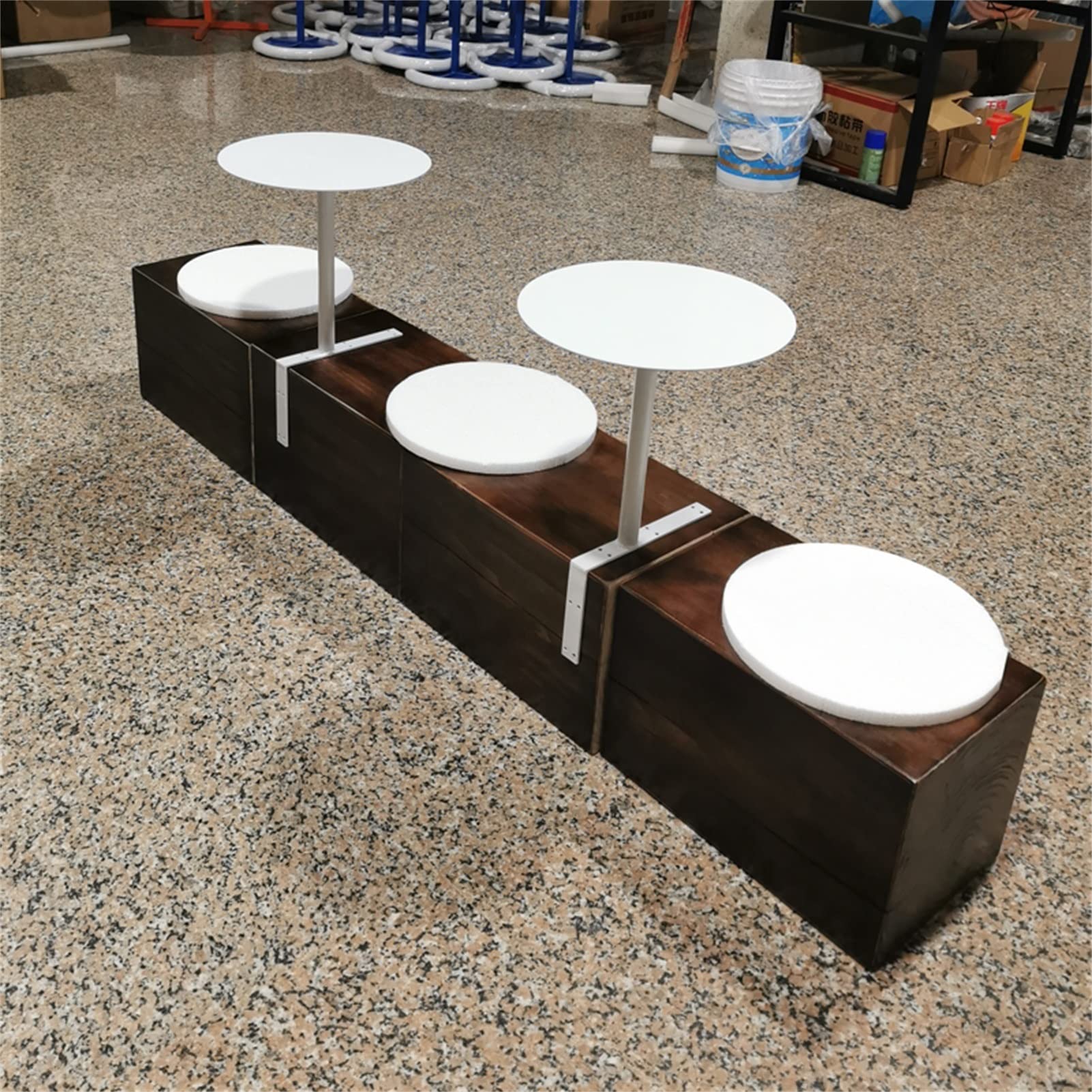Tavolino angolare piccolo, tavolo angolare bianco piccoli spazi - Tavolo da cocktail in metallo a parete tipo L - Arredamento contemporaneo per la casa