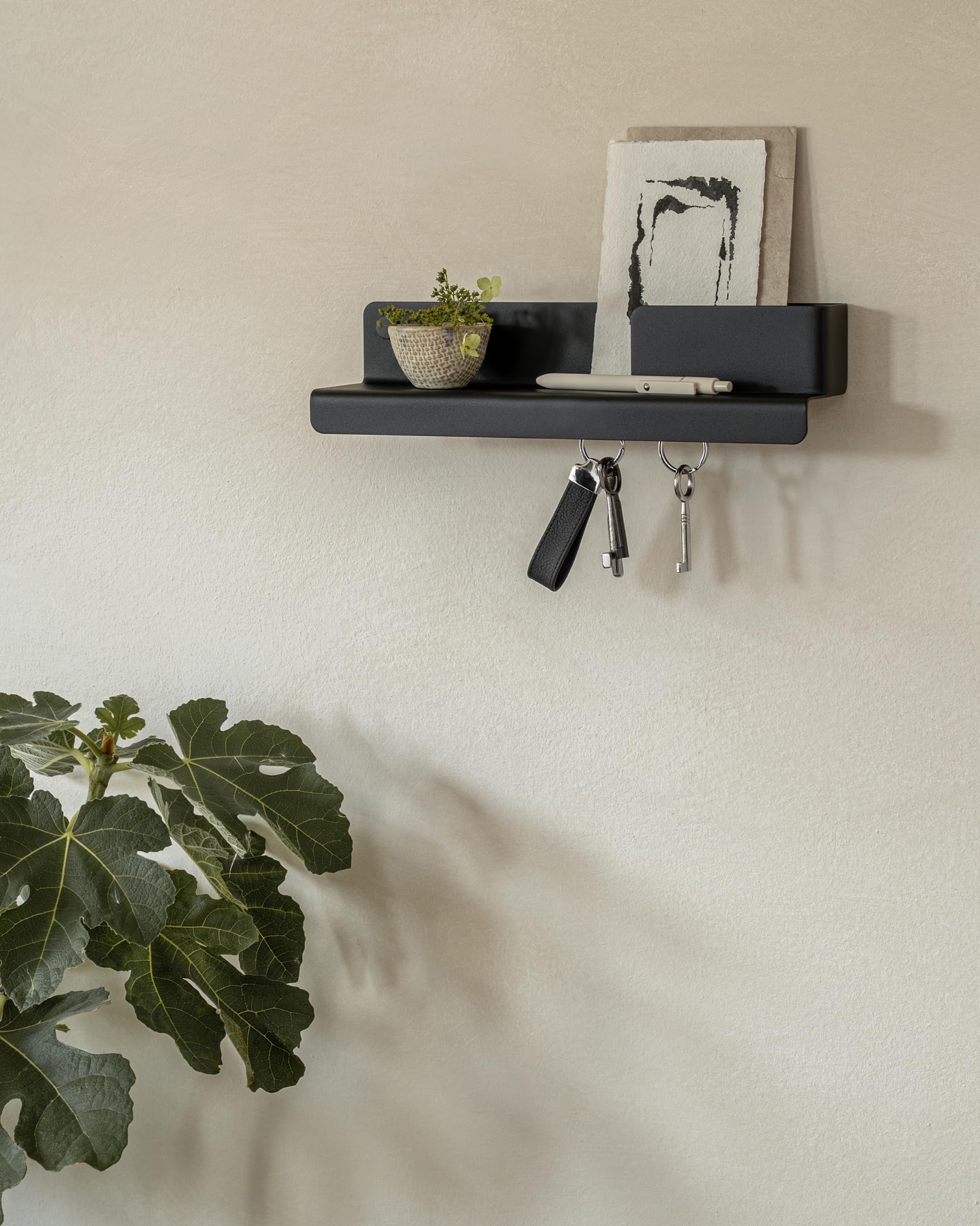 Kazai. Schlüsselbrett 'Holmsen' | Minimalistisches Schlüsselhaken-Design aus Berlin | Moderner Schlüsselhalter mit Ablage aus Metall | Schlüsselboard als Flur Möbel für die Wand | Schwarz