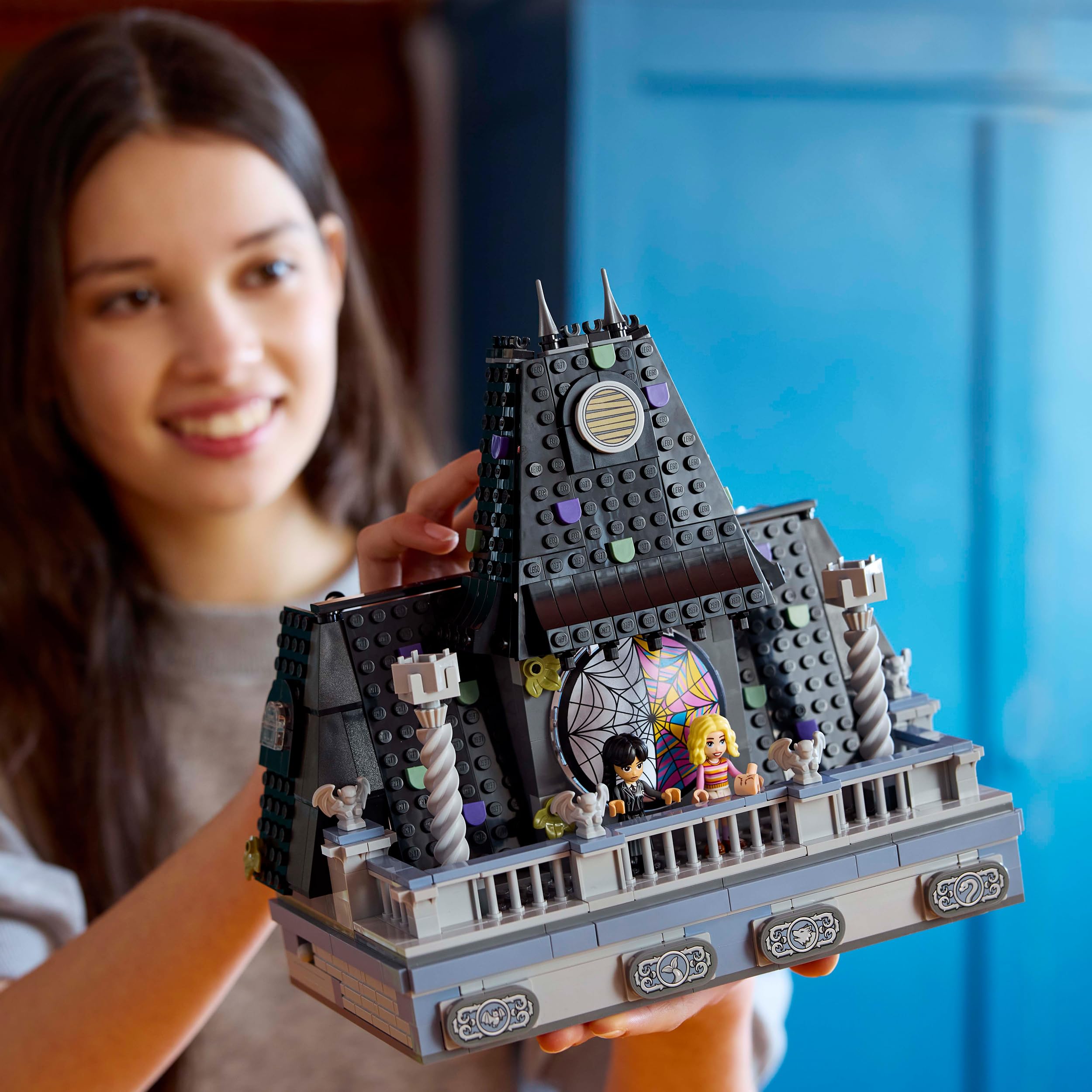 LEGO Pokój Wednesday i Enid, Kolekcjonerska Zabawka dla Dziecka do Zbudowania, Kreatywny Zestaw dla Dzieci z 4 Minilaleczkami, Pomysł na Prezent dla 10-latki, dla Dziewczynek i dla Chłopców, 76781