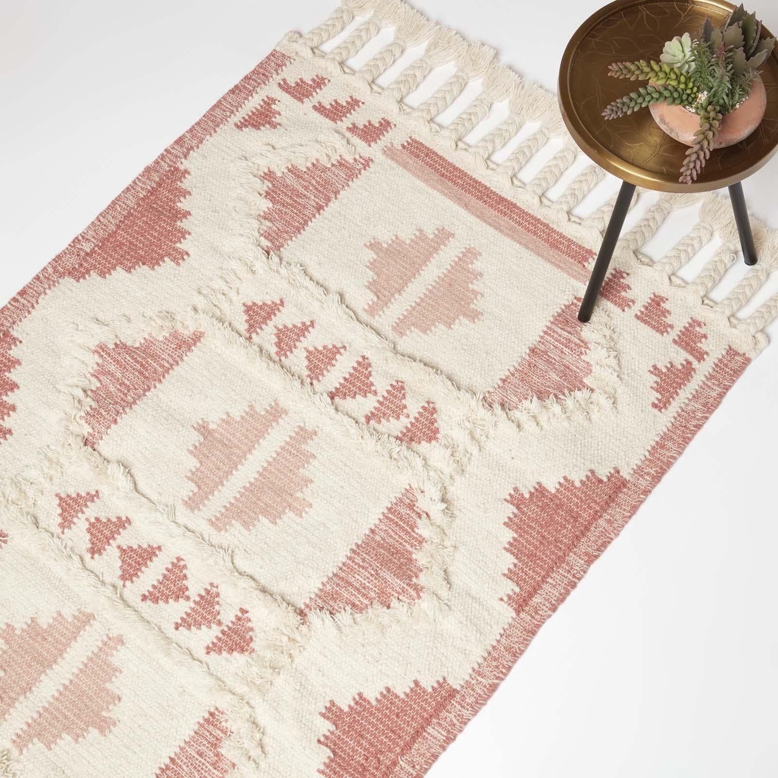 HOMESCAPES Tappeto Kilim intrecciato a mano rosa e naturale, 90 x 150 cm, in lana e cotone, tappeto per soggiorno "Satara" con motivo geometrico tradizionale trapuntato e nappe