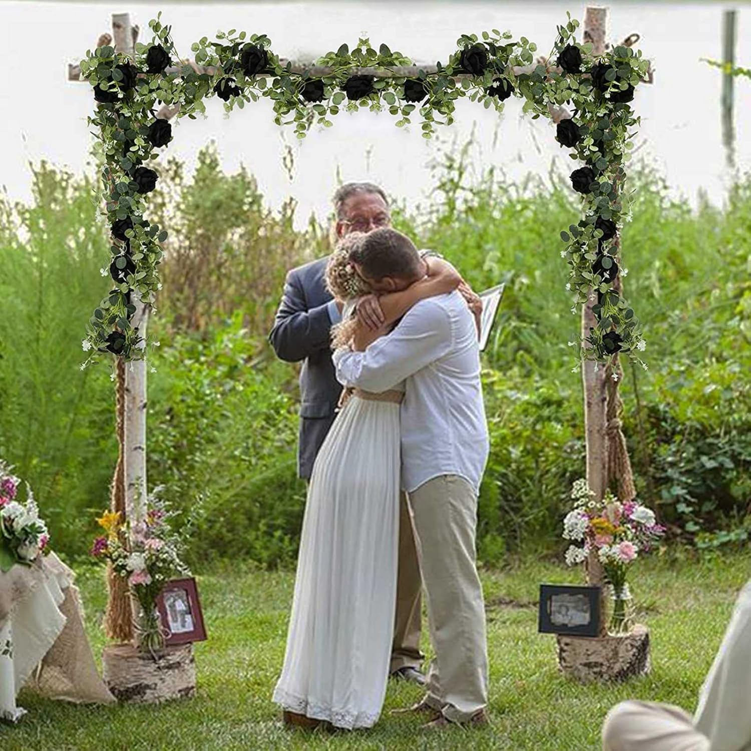 2ピース 6.23フィートの人工ユーカリガーランドとブラックローズフェイクグリーンユーカリはDIYリースの装飾のためにローズバインを