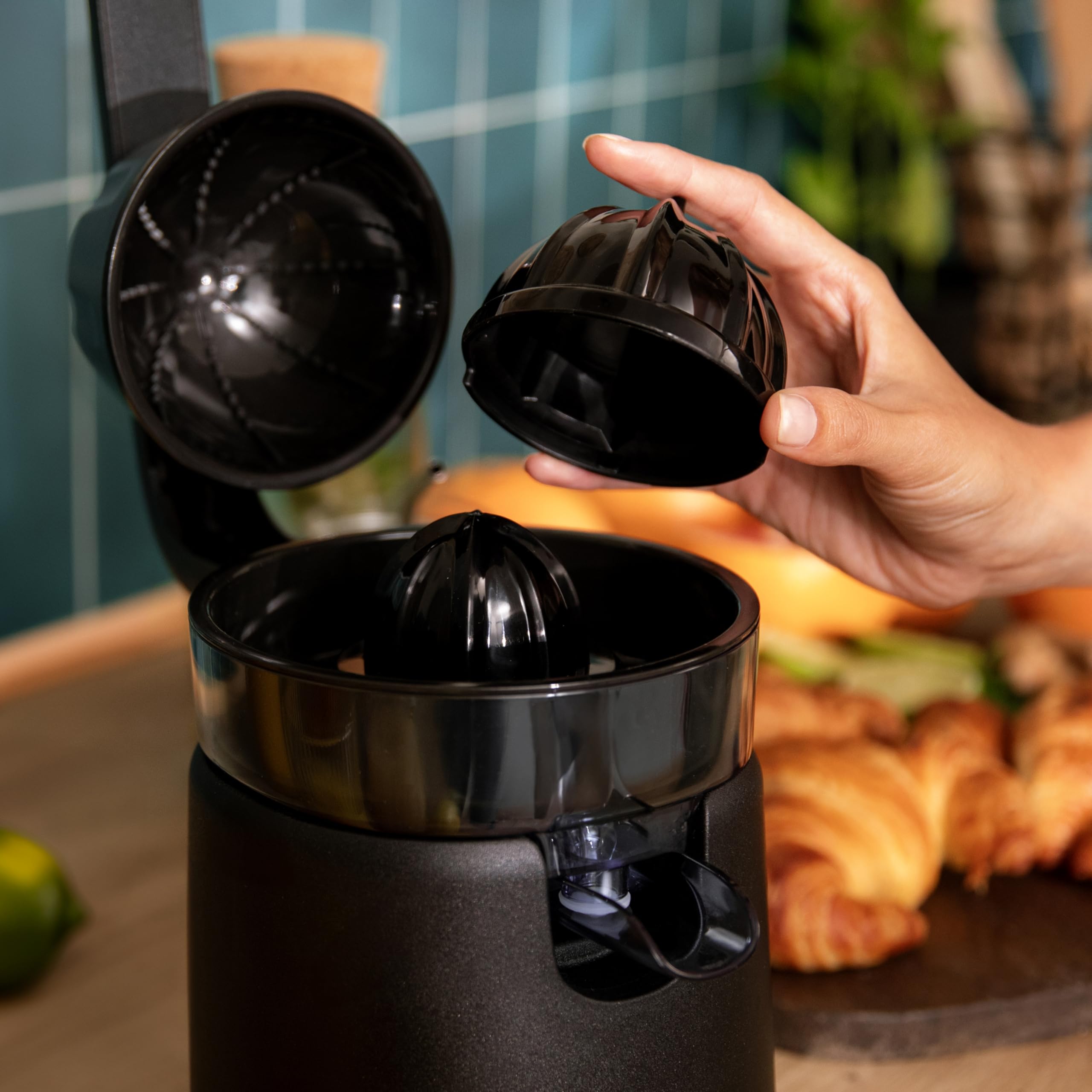 Cecotec Exprimidor Eléctrico de Brazo para Naranjas y Cítricos EssentialVita Hyden 120. 120W, 2 Conos Desmontables de Plástico de Diferente Tamaño, Mango y Tapa de Plástico, Capacidad de 250ml