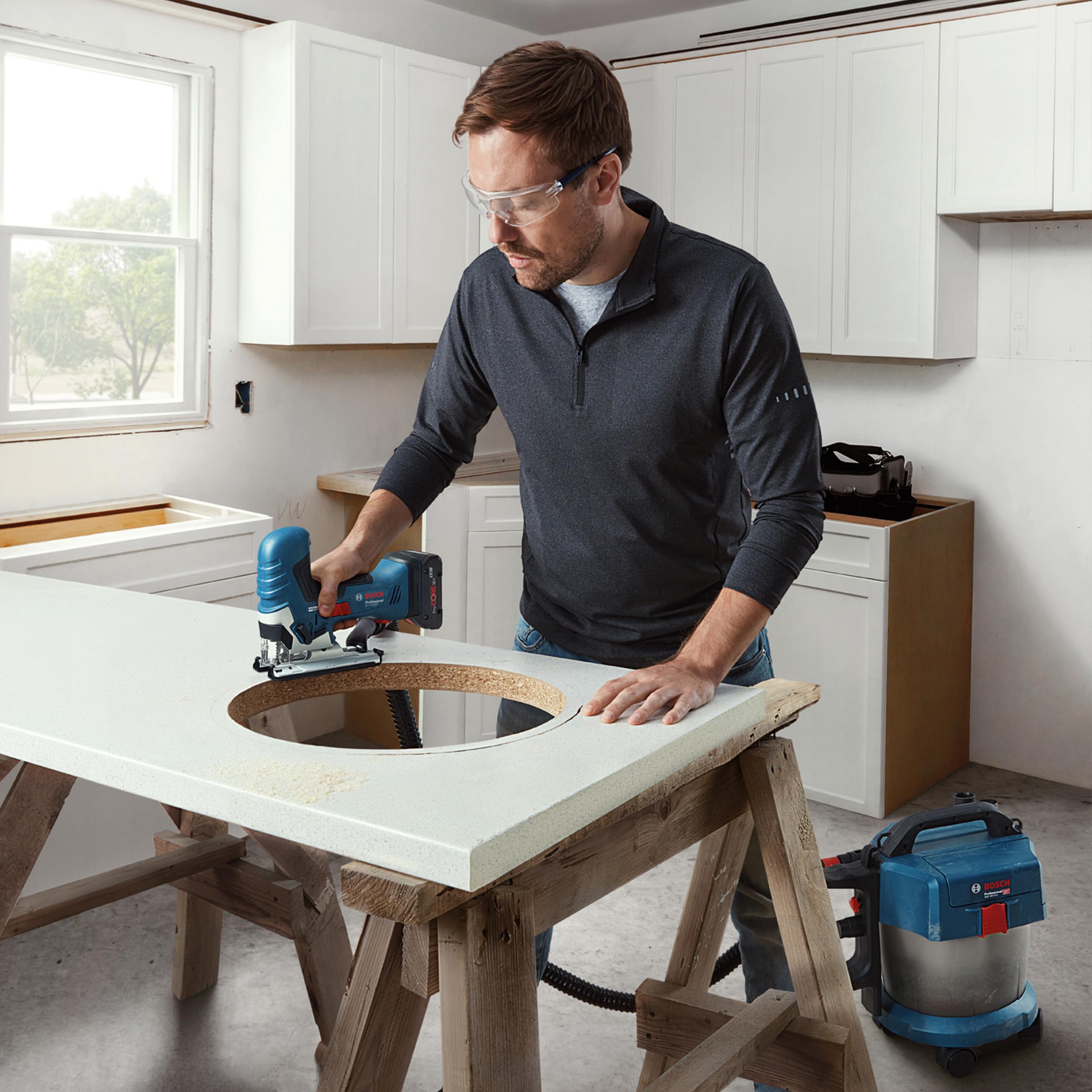 Bosch Professional Bezprzewodowa wyrzynarka systemu 18 V GST 18V-125 S (idealna do cięcia zakrzywionego i poprzecznego, uchwyt ostrza SDS, w zestawie 1 x brzeszczot do wyrzynarki, zestaw do odsysania