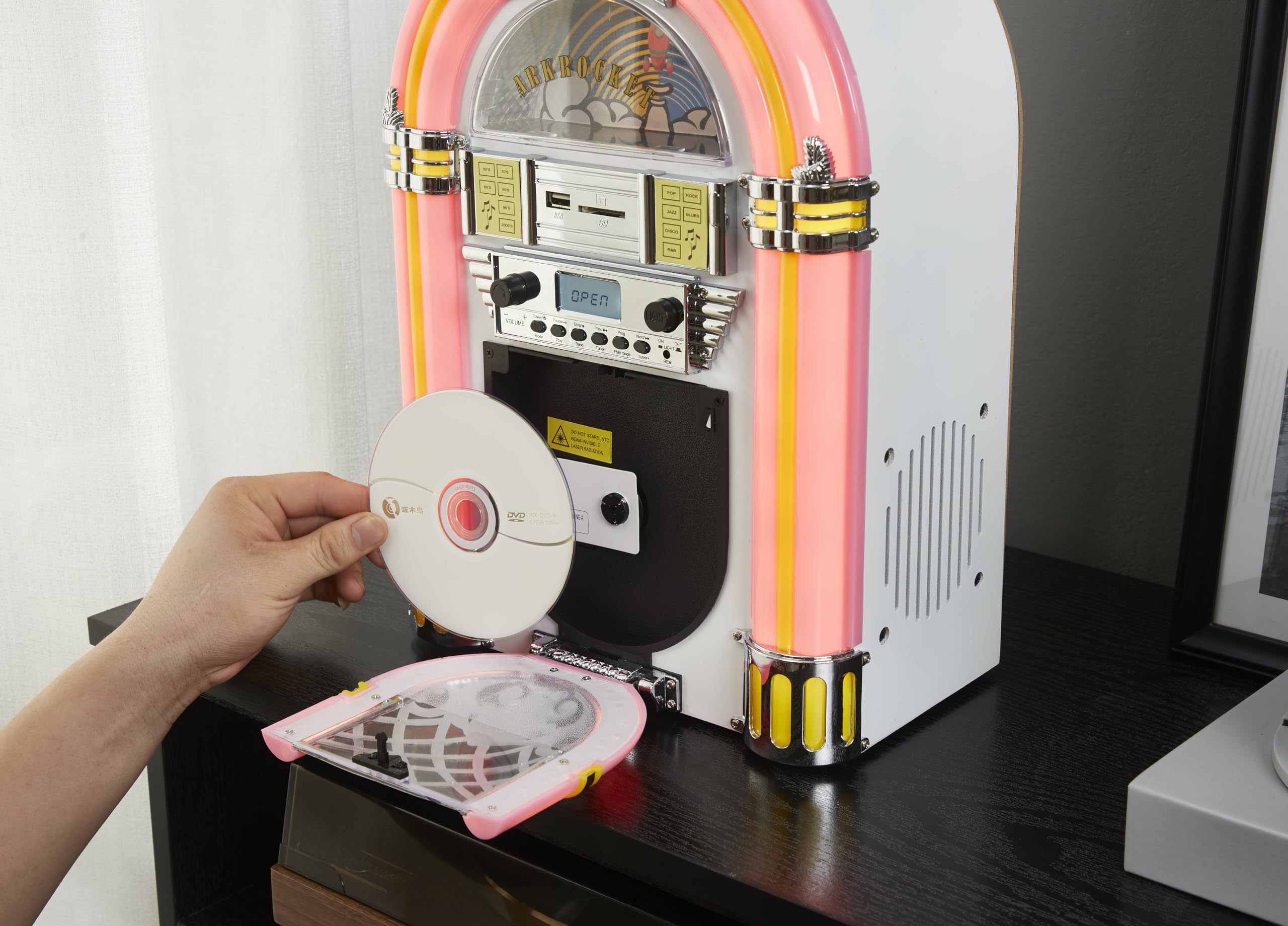 Arkrocket Athena Mini Jukebox/Tisch-CD-Player/Bluetooth-Lautsprecher/Radio/USB- und SD-Kartenspieler mit Retro-LED-Beleuchtungssystem (Rosa Weiß)