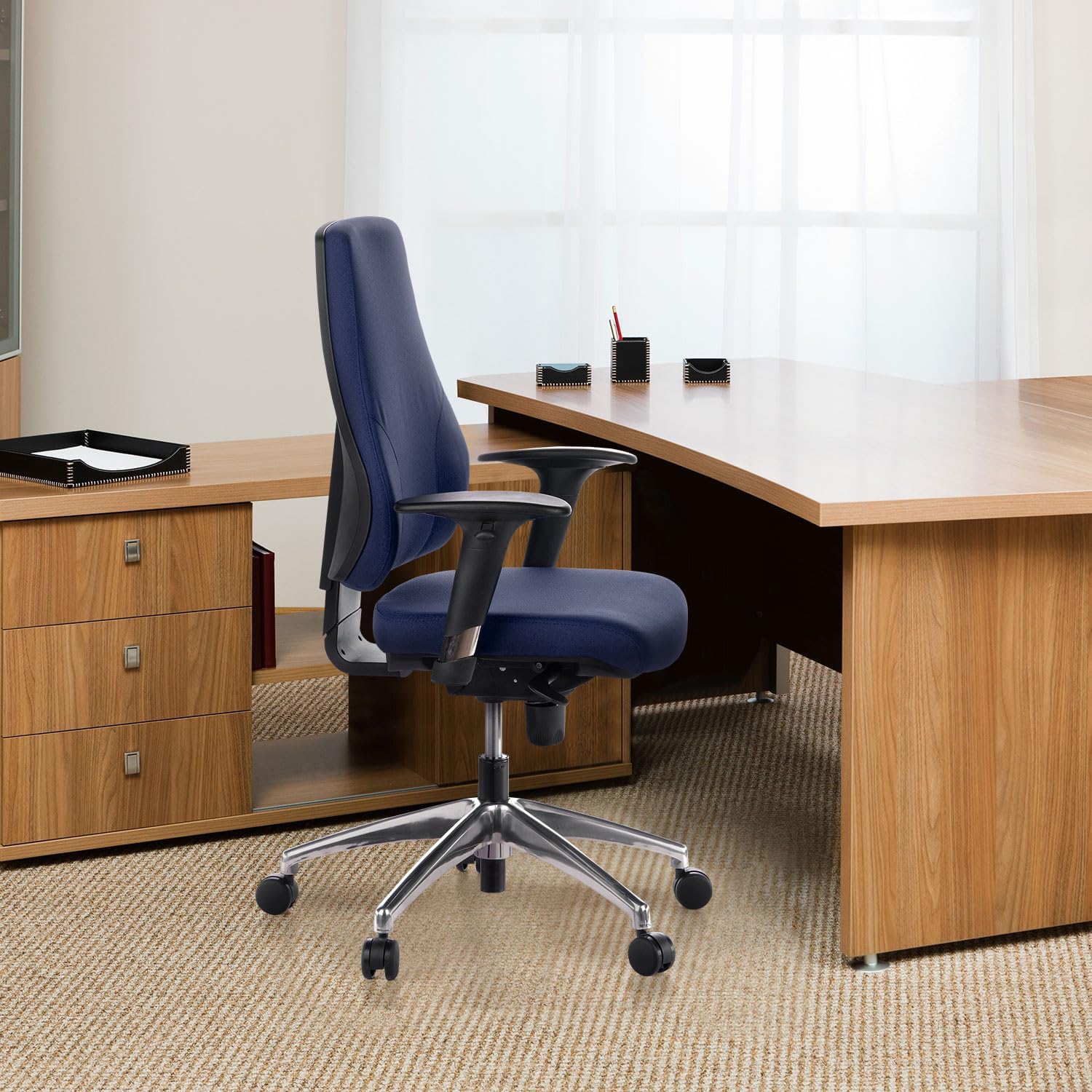 Detallada view highlighting various adjustment points: seat height, backrest height, armrest height, and castor wheels.