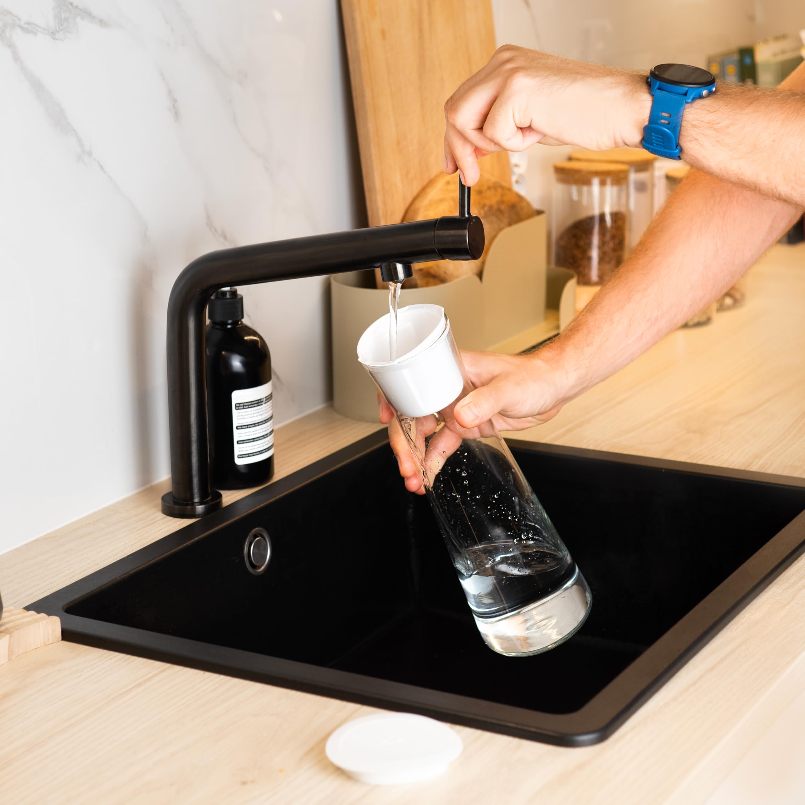 Wessper K1 BOROSCILICATE Actitex 1L Bottiglia Filtrante per acqua In vetro borosilicato, 4 Filtri Fast Disk Inclusi riduce il cloro nell'acqua, Acqua Filtrata Istantaneamente, Bianco/Trasparente