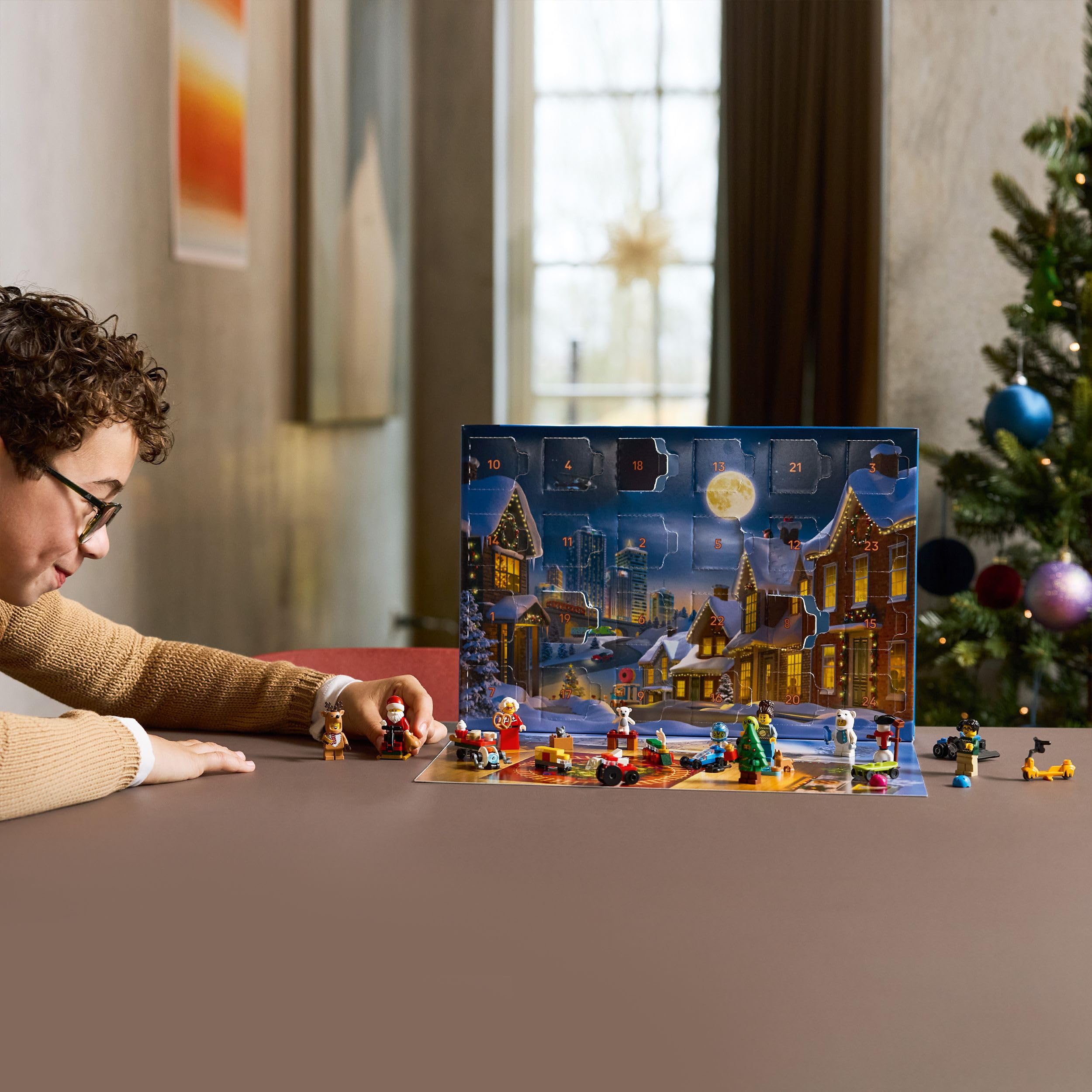 LEGO City Calendario dell'Avvento 2025 per Bambini e Bambine da 5 Anni - Gioco per il Conto alla Rovescia di Natale con 24 Sorprese tra cui Treno, Auto, Trattore e 7 Minifigure - Idea Regalo - 60475