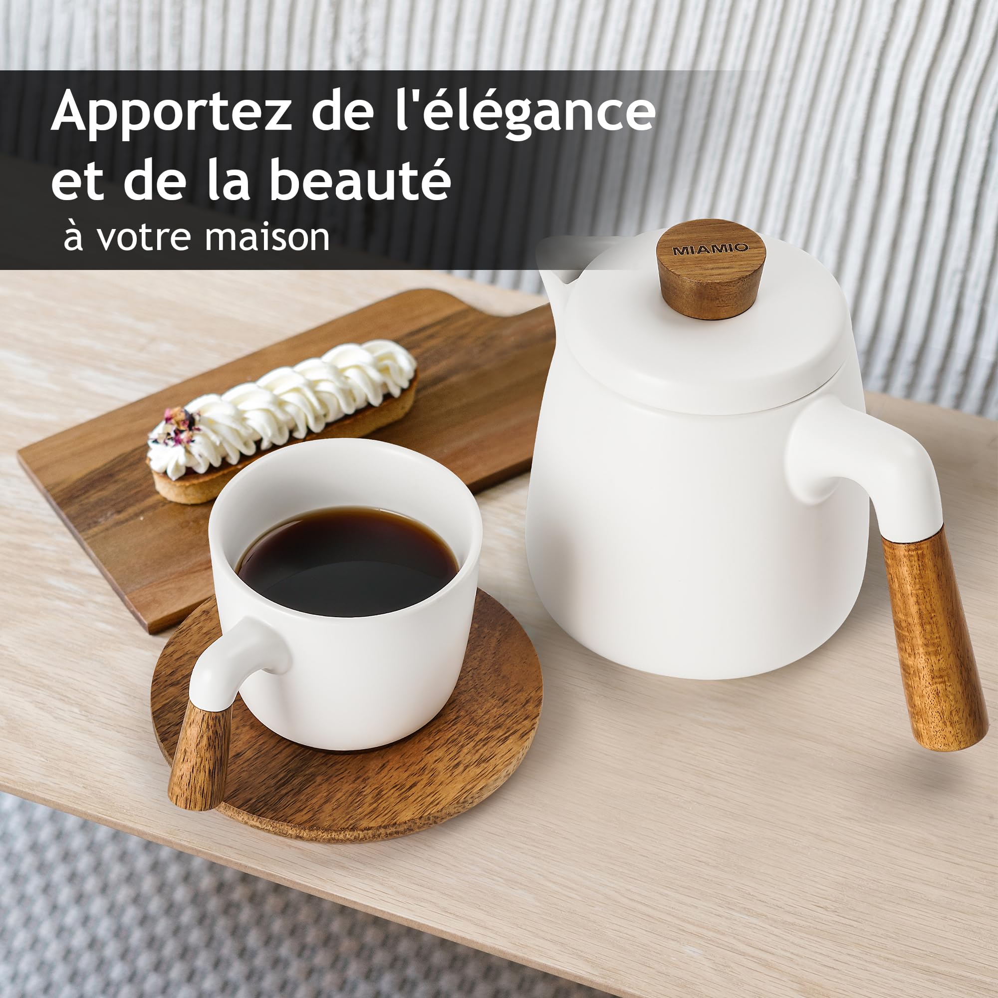 MIAMIO - Théière en céramique de 1000 ml avec infuseur et tasses/passoire à thé, support, 4 tasses à thé en céramique (300 ml), soucoupes en bambou/poignée pour la maison et le bureau (Blanc)