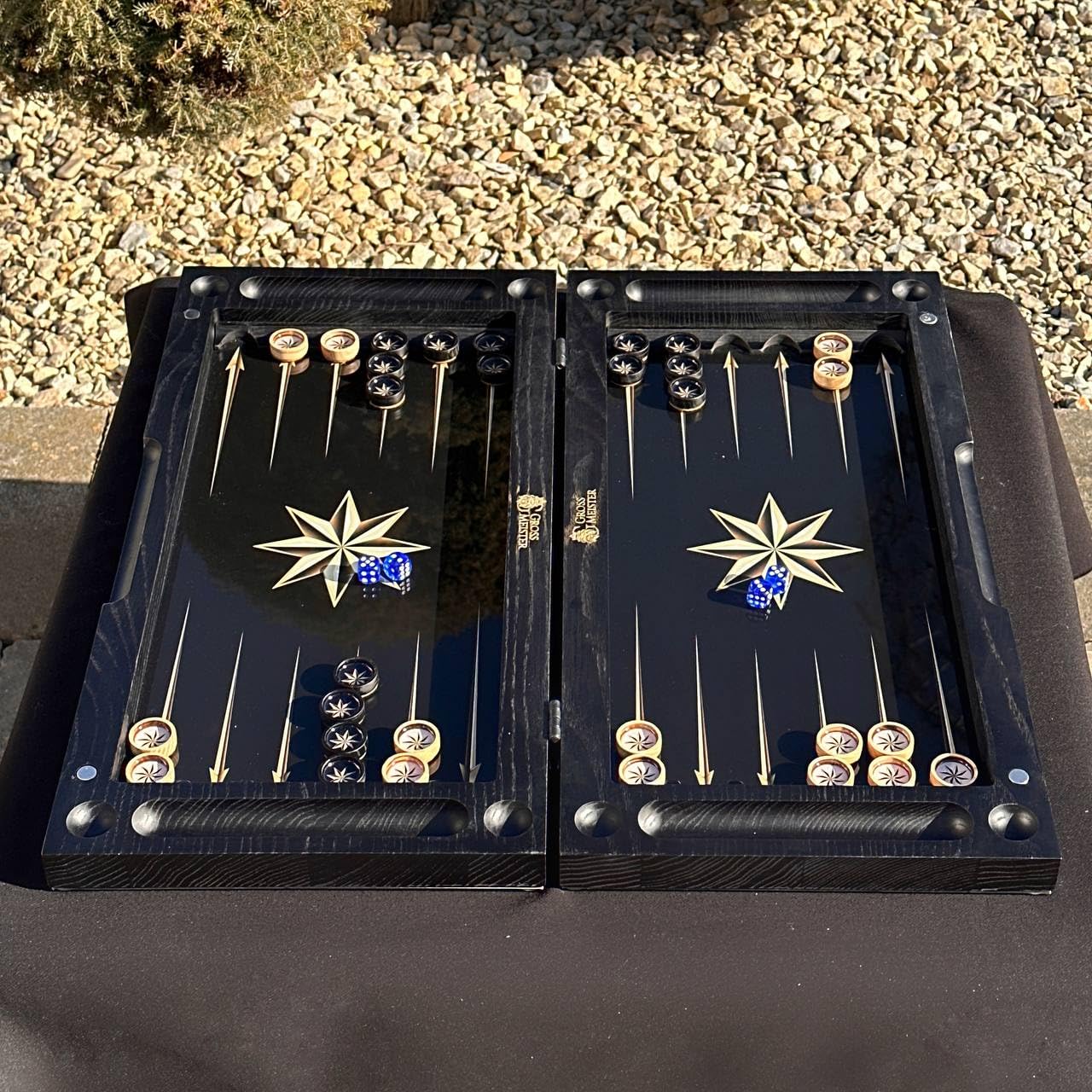 Szlachetna gra w backgammon z drewna – ręcznie wykonany zestaw 50 cm ze szklaną powierzchnią do zabawy z nadrukiem UV – unikalny motyw gwiazdy – łącznie z 30 designerskimi kamieniami do gry i kostkami