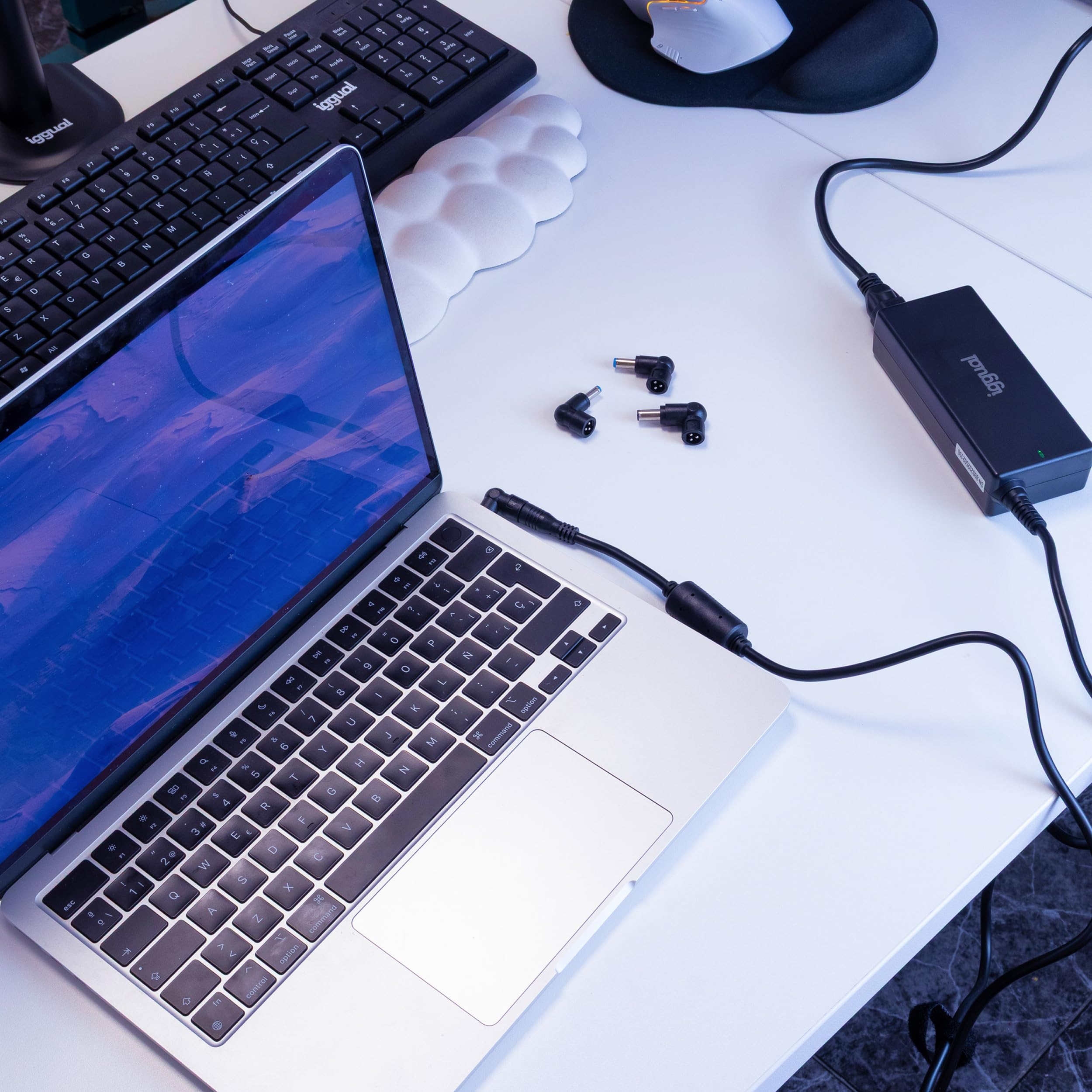 Iggual Uniwersalna ładowarka do laptopa 120 W z 5 złączami DC do Lenovo, HP, ASUS, Acer, MSI, zasilacza z ochroną i kompaktową konstrukcją (CUA-5T-120W)