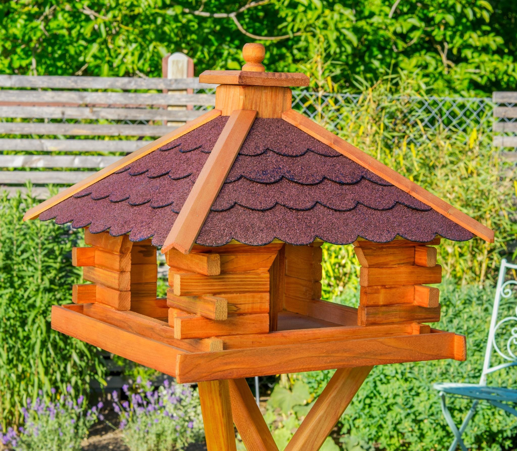 Deko-Shop-Hannusch Vogelhuis, optioneel met standaard en zonne-verlichting, verschillende dakkleuren (Vogelhuis met zonne-energie en standaard, dak Bitum rood