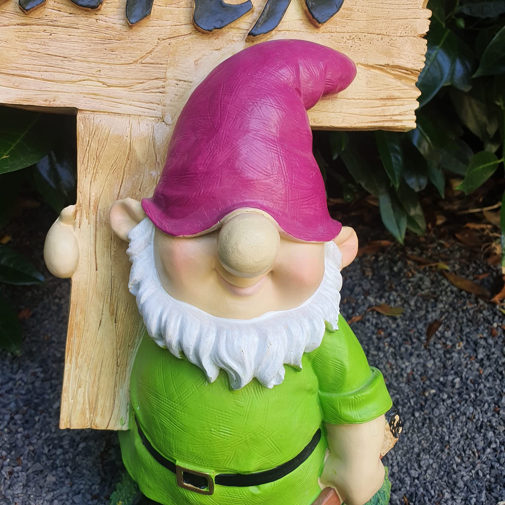 Gartenzwerg Gartenfigur mit Schild 42 cm – Klassische Zwerg Figur für Garten, Terrasse und Außenbereich